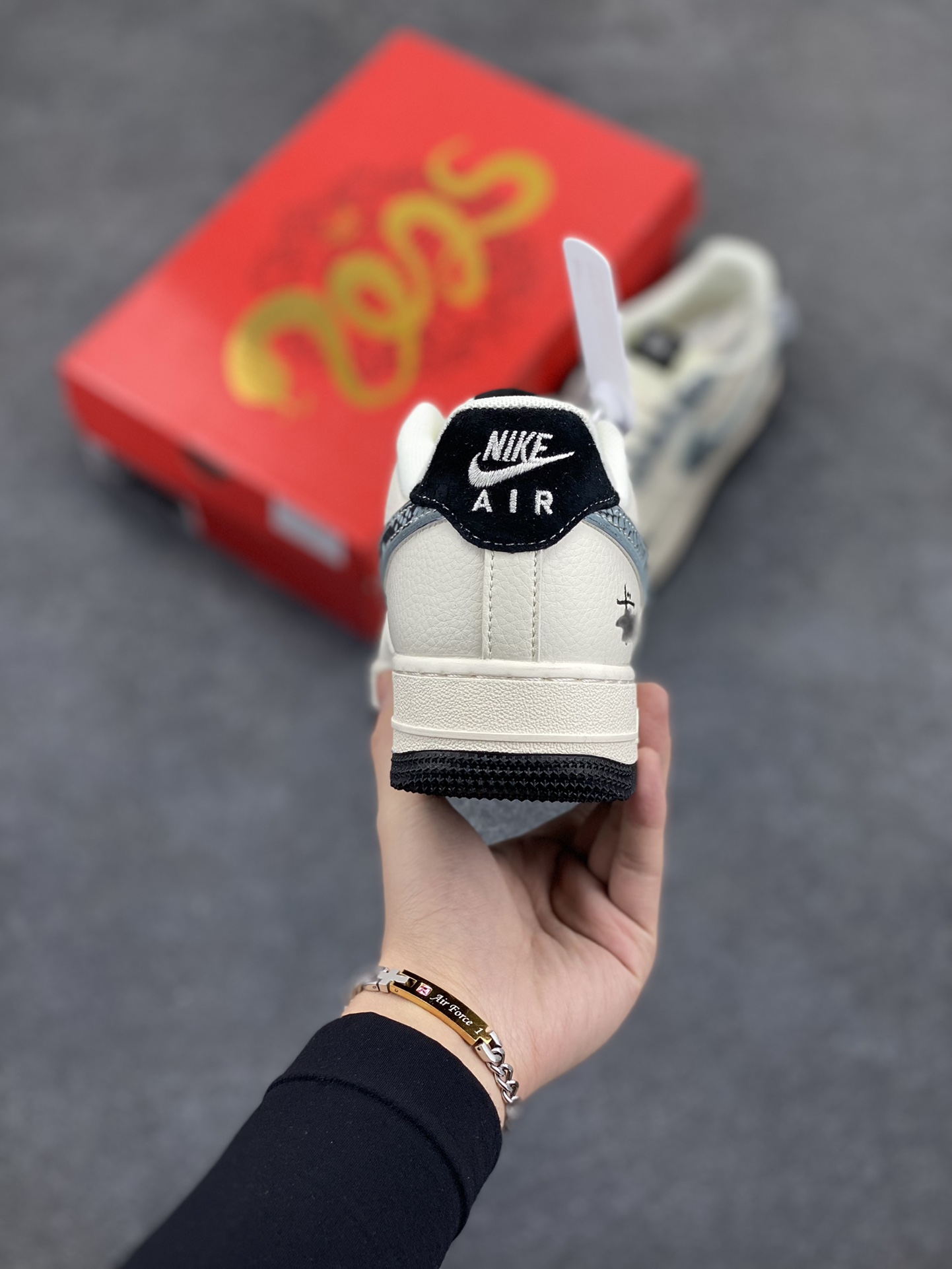 图片[4]-NIke Air Force 1 \’07 Low “斯图西蛇年限定——米白黑、灰蛇鳞”空军一号 低帮 运动鞋 休闲鞋 折边针车 工艺难度大 原楦头原纸板 原装鞋盒 定制五金配件 内置全掌气垫 原厂鞋底 货号：XF8698-046 尺码：36 36.5 37.5 38 38.5 39 40 40.5 41 42 42.5 43 44 44.5 45-选品中心
