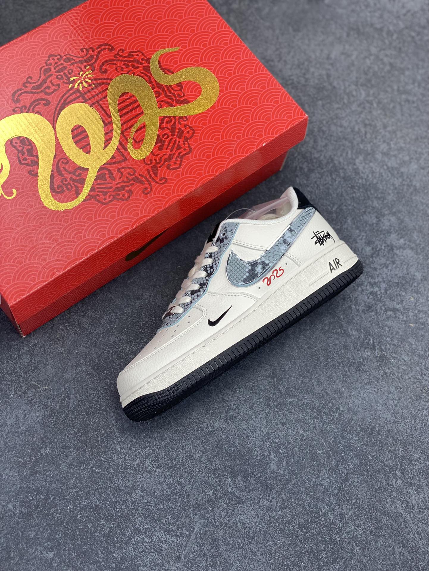 图片[7]-NIke Air Force 1 \’07 Low “斯图西蛇年限定——米白黑、灰蛇鳞”空军一号 低帮 运动鞋 休闲鞋 折边针车 工艺难度大 原楦头原纸板 原装鞋盒 定制五金配件 内置全掌气垫 原厂鞋底 货号：XF8698-046 尺码：36 36.5 37.5 38 38.5 39 40 40.5 41 42 42.5 43 44 44.5 45-选品中心