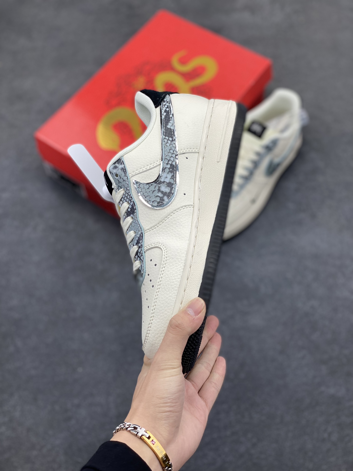图片[3]-NIke Air Force 1 \’07 Low “斯图西蛇年限定——米白黑、灰蛇鳞”空军一号 低帮 运动鞋 休闲鞋 折边针车 工艺难度大 原楦头原纸板 原装鞋盒 定制五金配件 内置全掌气垫 原厂鞋底 货号：XF8698-046 尺码：36 36.5 37.5 38 38.5 39 40 40.5 41 42 42.5 43 44 44.5 45-选品中心