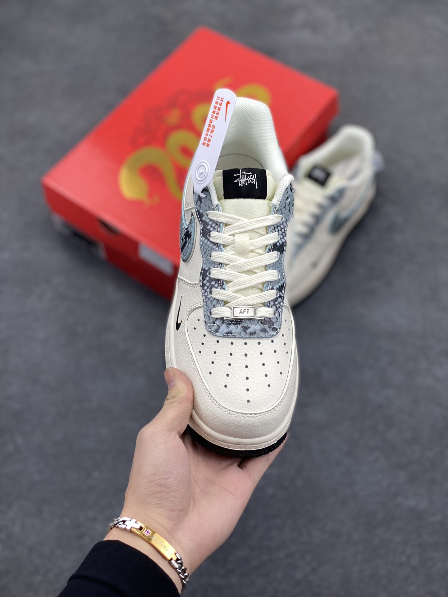 图片[2]-NIke Air Force 1 \’07 Low “斯图西蛇年限定——米白黑、灰蛇鳞”空军一号 低帮 运动鞋 休闲鞋 折边针车 工艺难度大 原楦头原纸板 原装鞋盒 定制五金配件 内置全掌气垫 原厂鞋底 货号：XF8698-046 尺码：36 36.5 37.5 38 38.5 39 40 40.5 41 42 42.5 43 44 44.5 45-选品中心