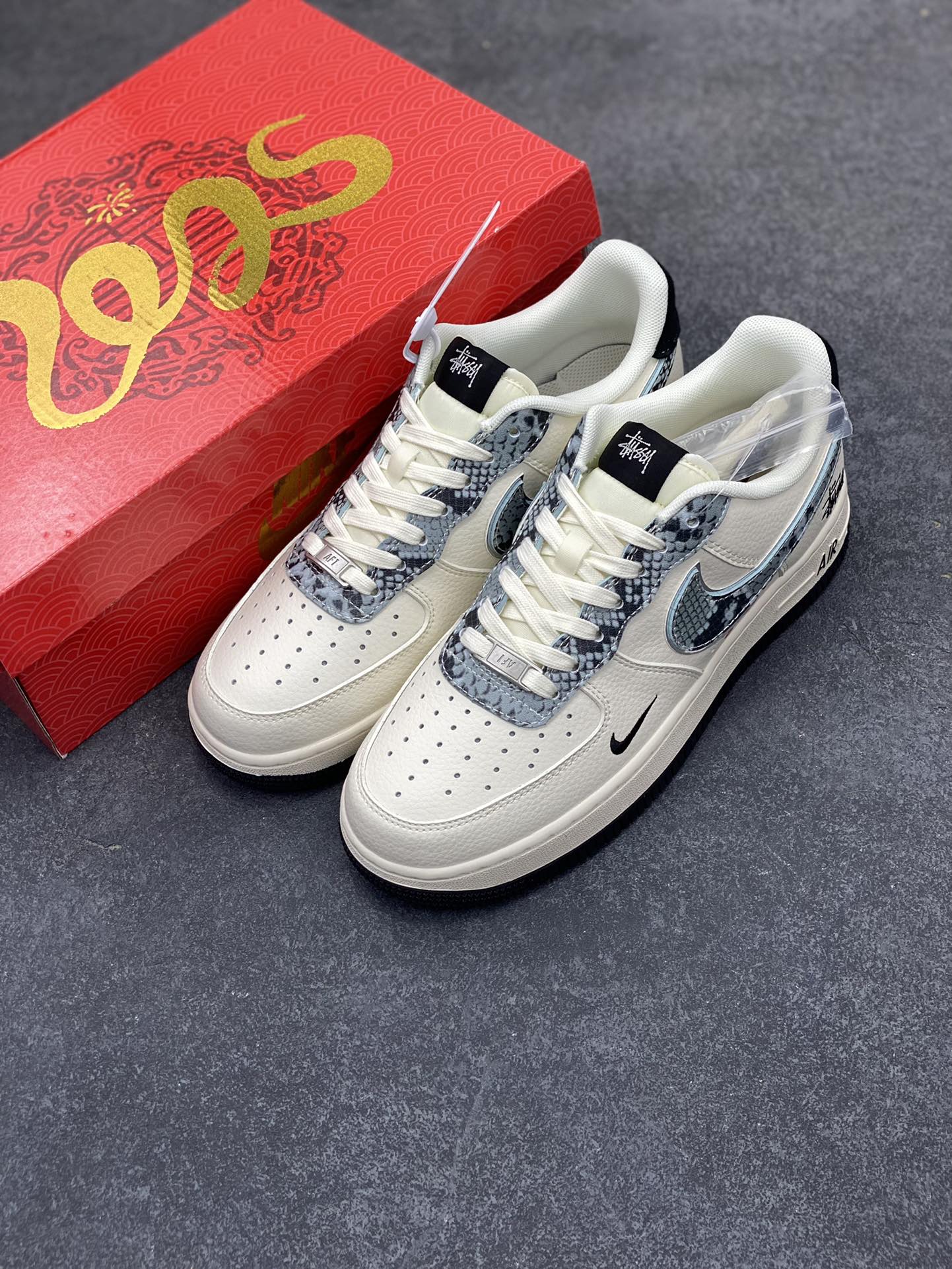 图片[8]-NIke Air Force 1 \’07 Low “斯图西蛇年限定——米白黑、灰蛇鳞”空军一号 低帮 运动鞋 休闲鞋 折边针车 工艺难度大 原楦头原纸板 原装鞋盒 定制五金配件 内置全掌气垫 原厂鞋底 货号：XF8698-046 尺码：36 36.5 37.5 38 38.5 39 40 40.5 41 42 42.5 43 44 44.5 45-选品中心