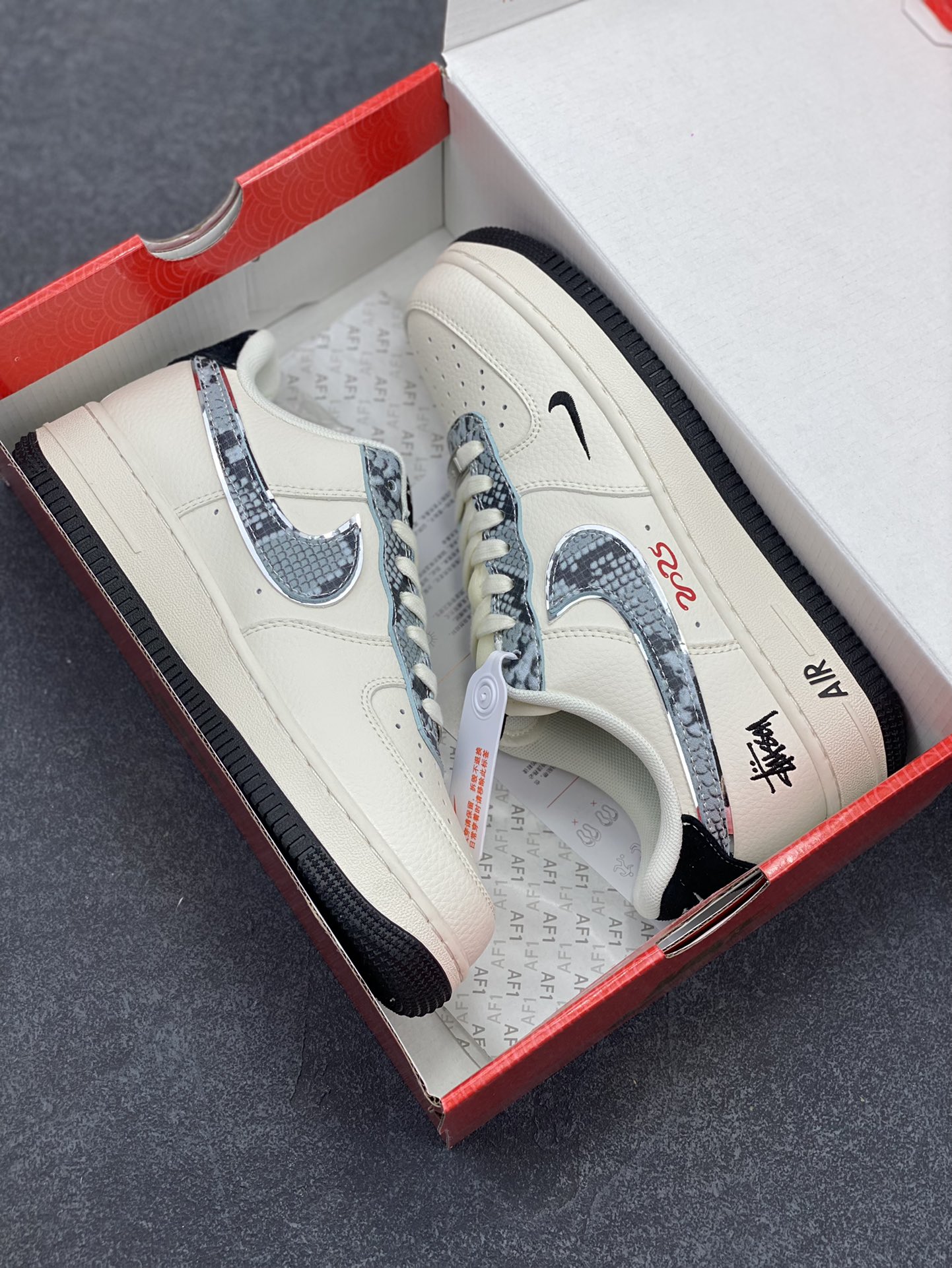 图片[9]-NIke Air Force 1 \’07 Low “斯图西蛇年限定——米白黑、灰蛇鳞”空军一号 低帮 运动鞋 休闲鞋 折边针车 工艺难度大 原楦头原纸板 原装鞋盒 定制五金配件 内置全掌气垫 原厂鞋底 货号：XF8698-046 尺码：36 36.5 37.5 38 38.5 39 40 40.5 41 42 42.5 43 44 44.5 45-选品中心