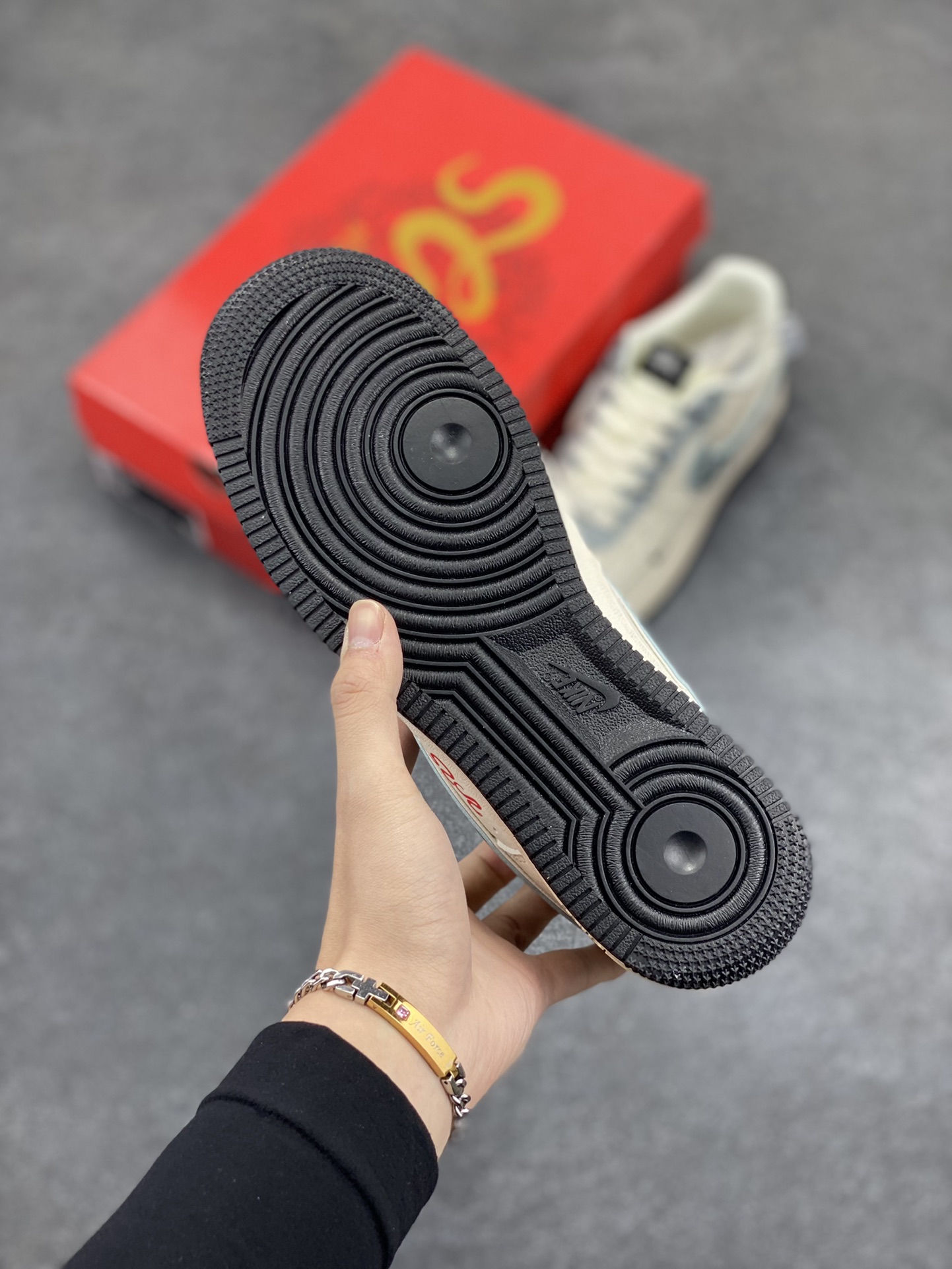 图片[5]-NIke Air Force 1 \’07 Low “斯图西蛇年限定——米白黑、灰蛇鳞”空军一号 低帮 运动鞋 休闲鞋 折边针车 工艺难度大 原楦头原纸板 原装鞋盒 定制五金配件 内置全掌气垫 原厂鞋底 货号：XF8698-046 尺码：36 36.5 37.5 38 38.5 39 40 40.5 41 42 42.5 43 44 44.5 45-选品中心