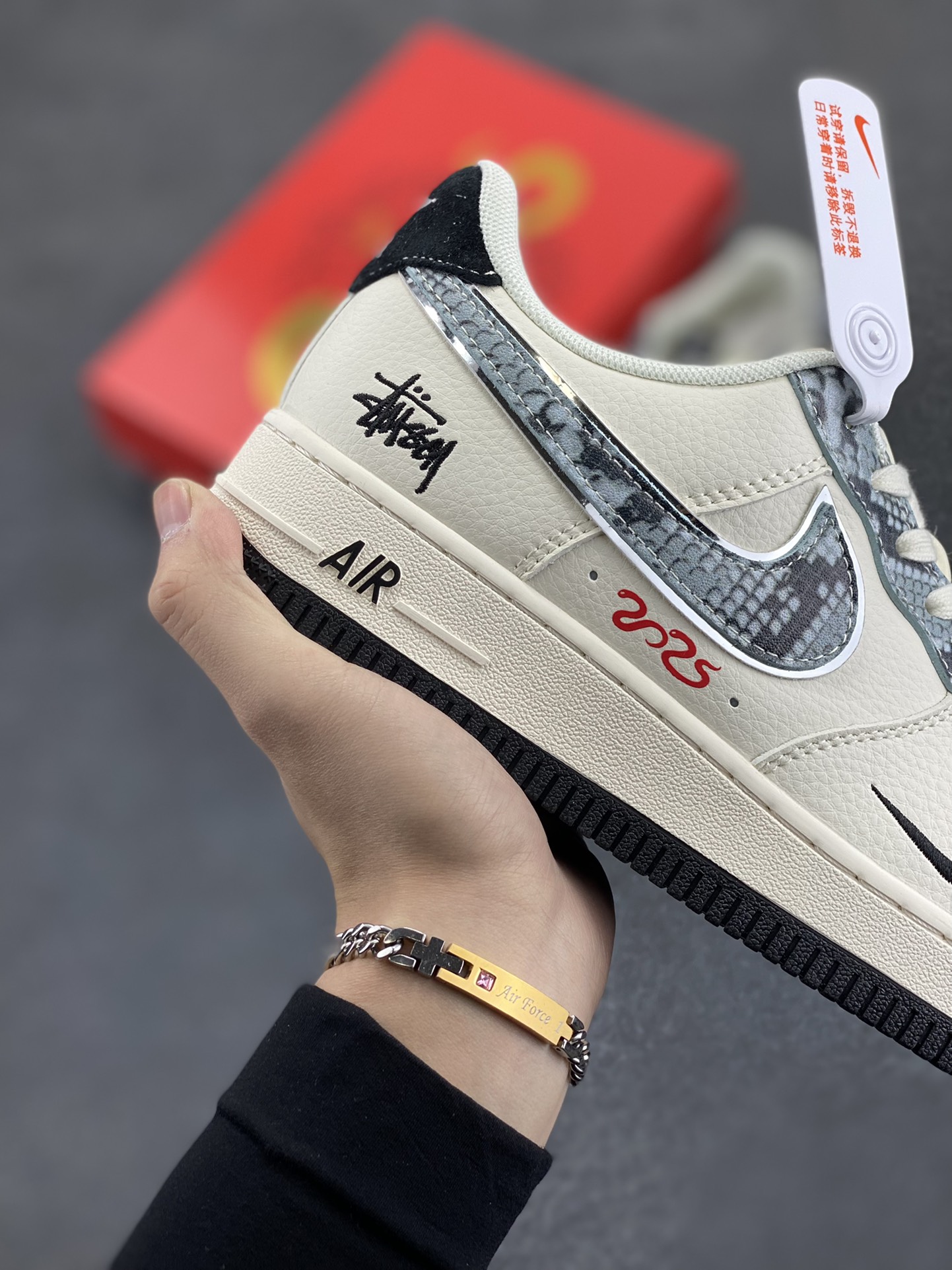 图片[6]-NIke Air Force 1 \’07 Low “斯图西蛇年限定——米白黑、灰蛇鳞”空军一号 低帮 运动鞋 休闲鞋 折边针车 工艺难度大 原楦头原纸板 原装鞋盒 定制五金配件 内置全掌气垫 原厂鞋底 货号：XF8698-046 尺码：36 36.5 37.5 38 38.5 39 40 40.5 41 42 42.5 43 44 44.5 45-选品中心