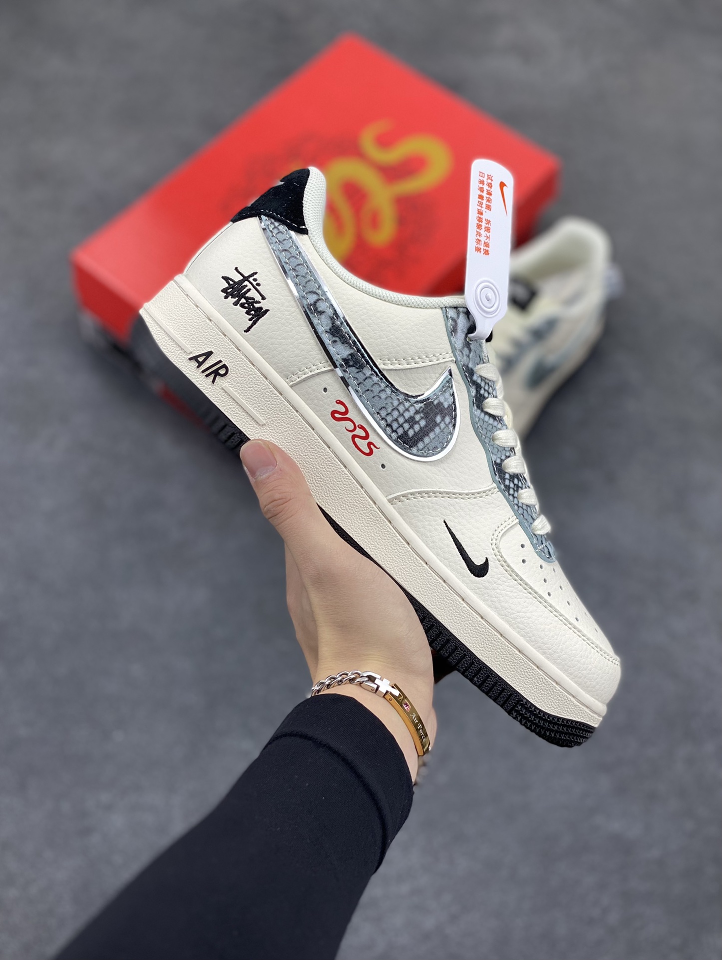 NIke Air Force 1 \’07 Low “斯图西蛇年限定——米白黑、灰蛇鳞”空军一号 低帮 运动鞋 休闲鞋 折边针车 工艺难度大 原楦头原纸板 原装鞋盒 定制五金配件 内置全掌气垫 原厂鞋底 货号:XF8698-046 尺码:36 36.5 37.5 38 38.5 39 40 40.5 41 42 42.5 43 44 44.5 45-选品中心