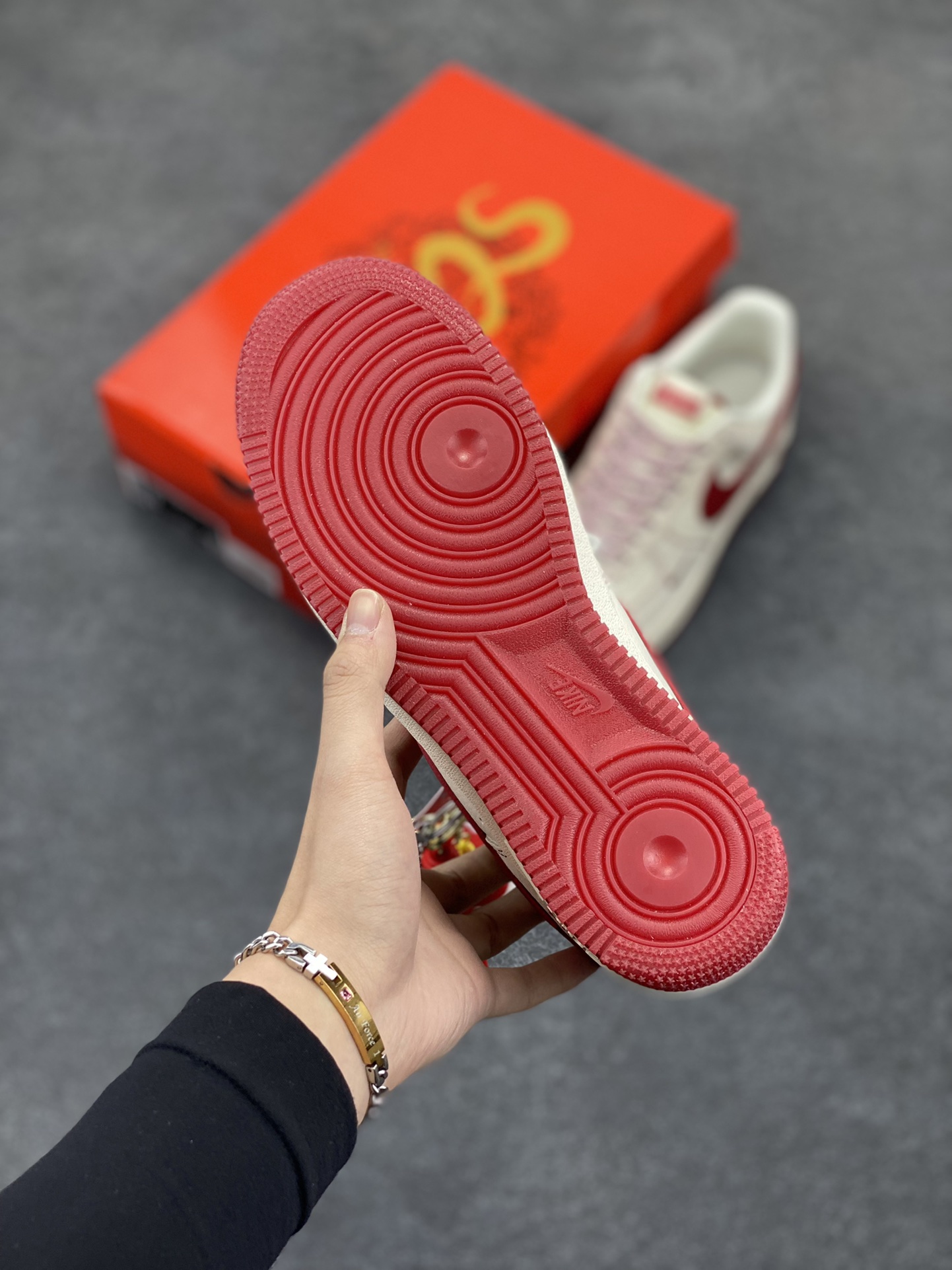 图片[5]-NIke Air Force 1 \’07 Low “Supreme联名蛇年限定——红蛇纹勾”空军一号 低帮 运动鞋 休闲鞋 折边针车 工艺难度大 原楦头原纸板 原装鞋盒 定制五金配件 内置全掌气垫 原厂鞋底 货号：HH7518-032 尺码：36 36.5 37.5 38 38.5 39 40 40.5 41 42 42.5 43 44 44.5 45-选品中心