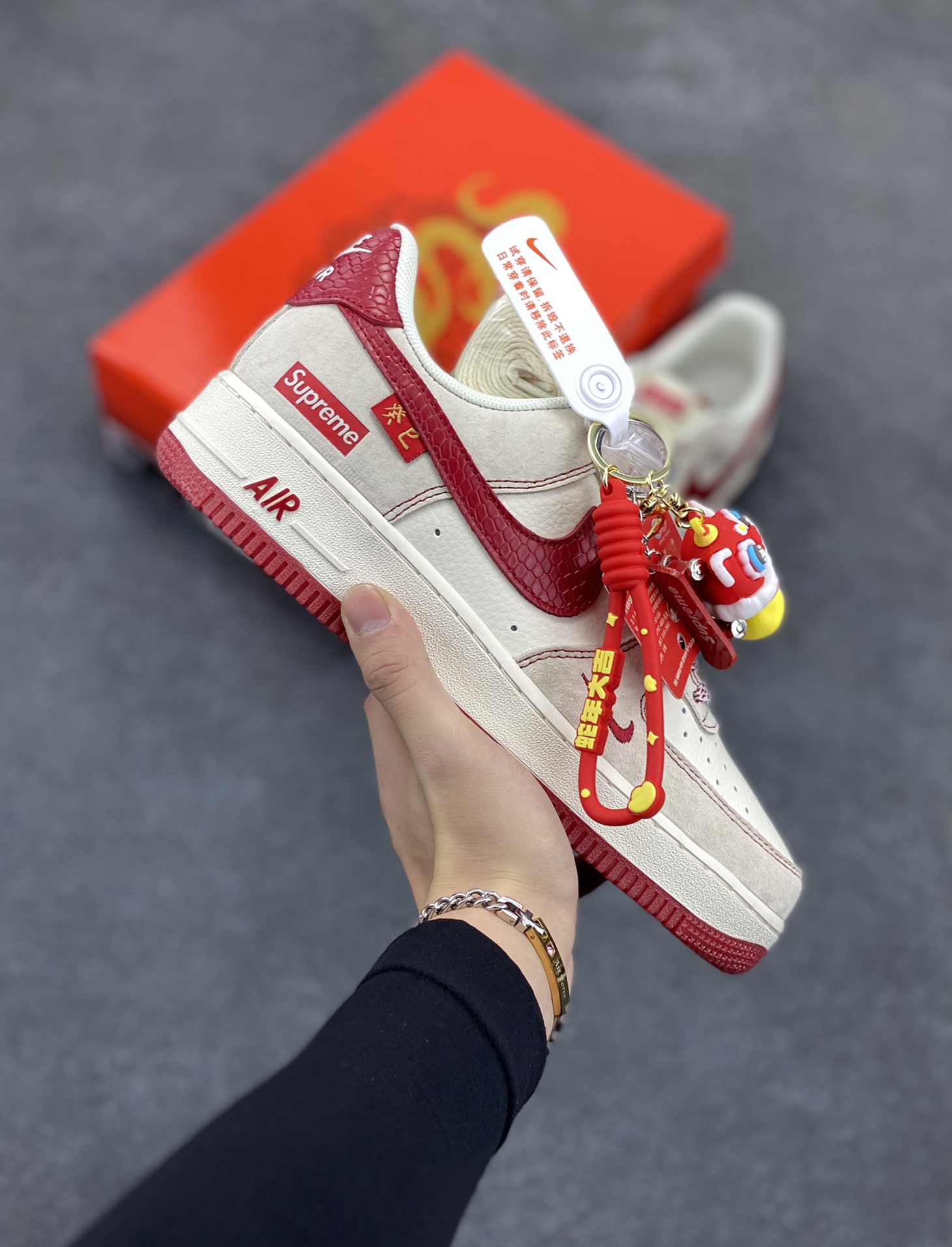 NIke Air Force 1 \’07 Low “Supreme联名蛇年限定——红蛇纹勾”空军一号 低帮 运动鞋 休闲鞋 折边针车 工艺难度大 原楦头原纸板 原装鞋盒 定制五金配件 内置全掌气垫 原厂鞋底 货号:HH7518-032 尺码:36 36.5 37.5 38 38.5 39 40 40.5 41 42 42.5 43 44 44.5 45-选品中心