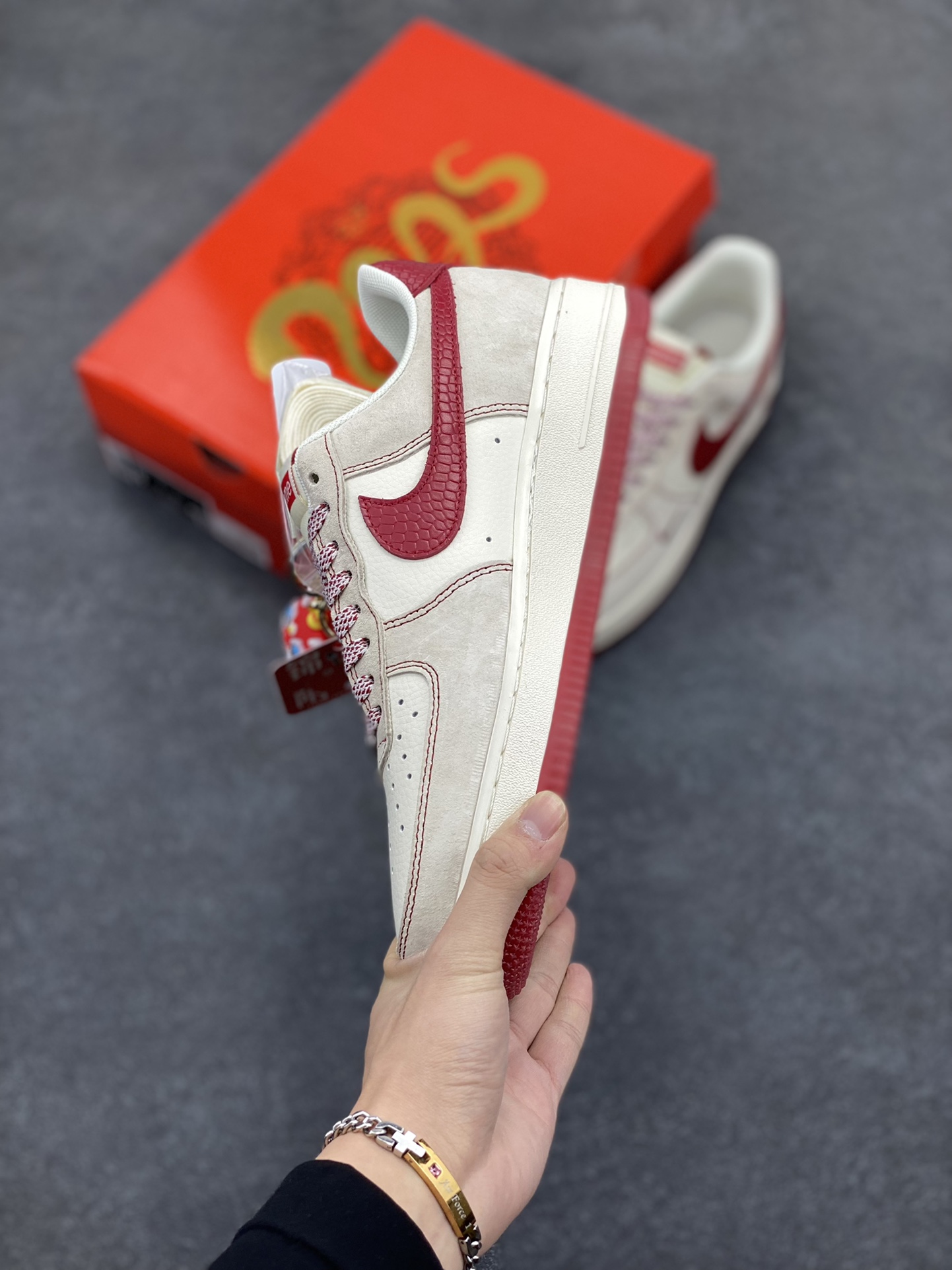 图片[3]-NIke Air Force 1 \’07 Low “Supreme联名蛇年限定——红蛇纹勾”空军一号 低帮 运动鞋 休闲鞋 折边针车 工艺难度大 原楦头原纸板 原装鞋盒 定制五金配件 内置全掌气垫 原厂鞋底 货号：HH7518-032 尺码：36 36.5 37.5 38 38.5 39 40 40.5 41 42 42.5 43 44 44.5 45-选品中心