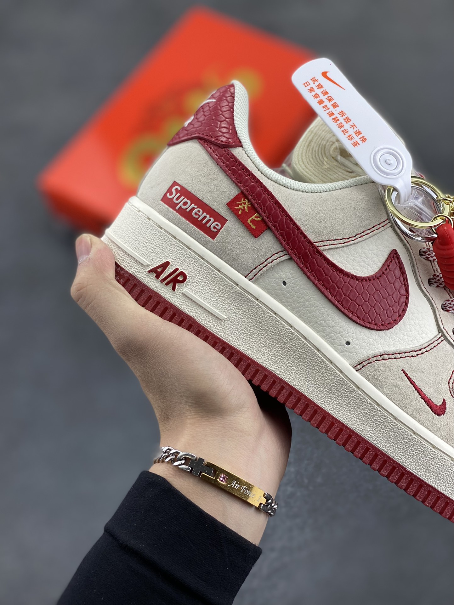 图片[6]-NIke Air Force 1 \’07 Low “Supreme联名蛇年限定——红蛇纹勾”空军一号 低帮 运动鞋 休闲鞋 折边针车 工艺难度大 原楦头原纸板 原装鞋盒 定制五金配件 内置全掌气垫 原厂鞋底 货号：HH7518-032 尺码：36 36.5 37.5 38 38.5 39 40 40.5 41 42 42.5 43 44 44.5 45-选品中心