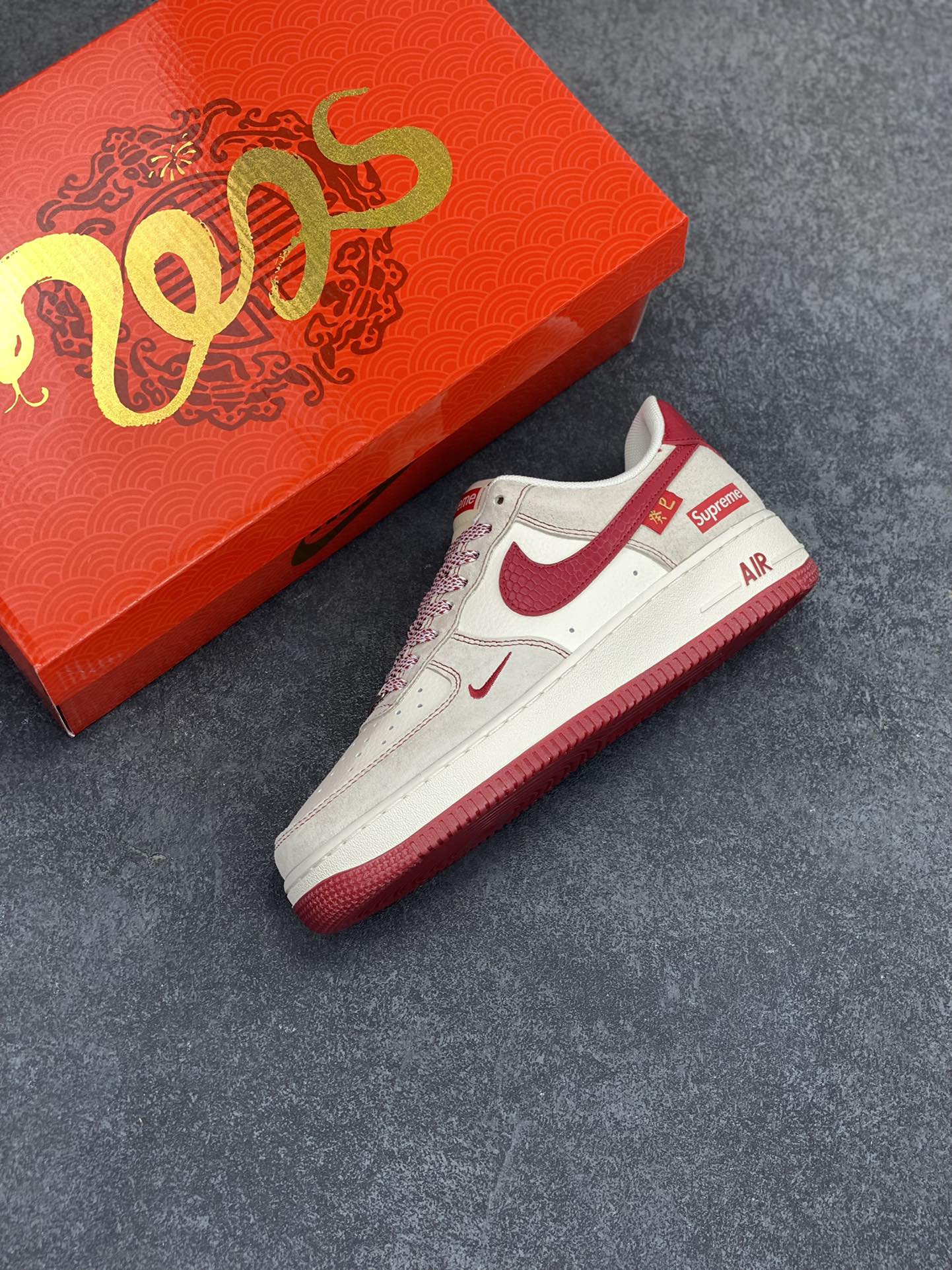 图片[7]-NIke Air Force 1 \’07 Low “Supreme联名蛇年限定——红蛇纹勾”空军一号 低帮 运动鞋 休闲鞋 折边针车 工艺难度大 原楦头原纸板 原装鞋盒 定制五金配件 内置全掌气垫 原厂鞋底 货号：HH7518-032 尺码：36 36.5 37.5 38 38.5 39 40 40.5 41 42 42.5 43 44 44.5 45-选品中心