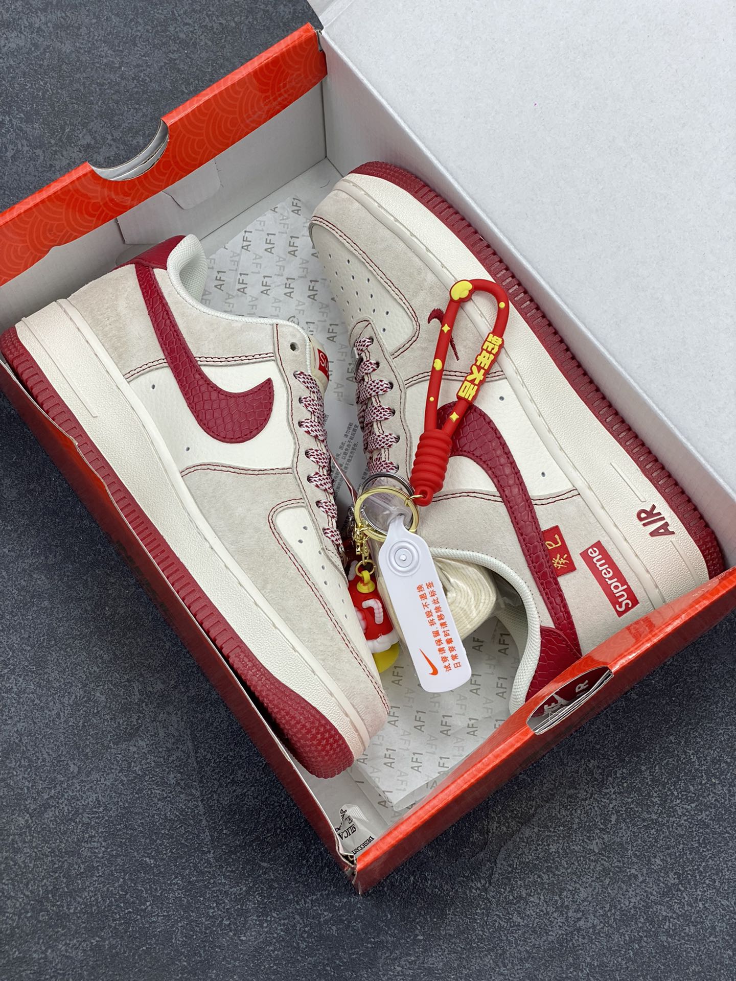 图片[9]-NIke Air Force 1 \’07 Low “Supreme联名蛇年限定——红蛇纹勾”空军一号 低帮 运动鞋 休闲鞋 折边针车 工艺难度大 原楦头原纸板 原装鞋盒 定制五金配件 内置全掌气垫 原厂鞋底 货号：HH7518-032 尺码：36 36.5 37.5 38 38.5 39 40 40.5 41 42 42.5 43 44 44.5 45-选品中心