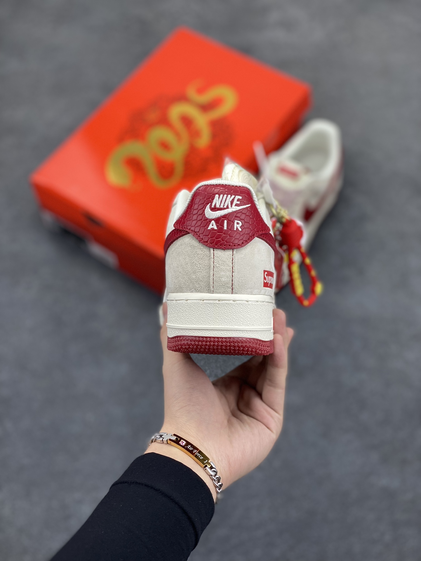 图片[4]-NIke Air Force 1 \’07 Low “Supreme联名蛇年限定——红蛇纹勾”空军一号 低帮 运动鞋 休闲鞋 折边针车 工艺难度大 原楦头原纸板 原装鞋盒 定制五金配件 内置全掌气垫 原厂鞋底 货号：HH7518-032 尺码：36 36.5 37.5 38 38.5 39 40 40.5 41 42 42.5 43 44 44.5 45-选品中心