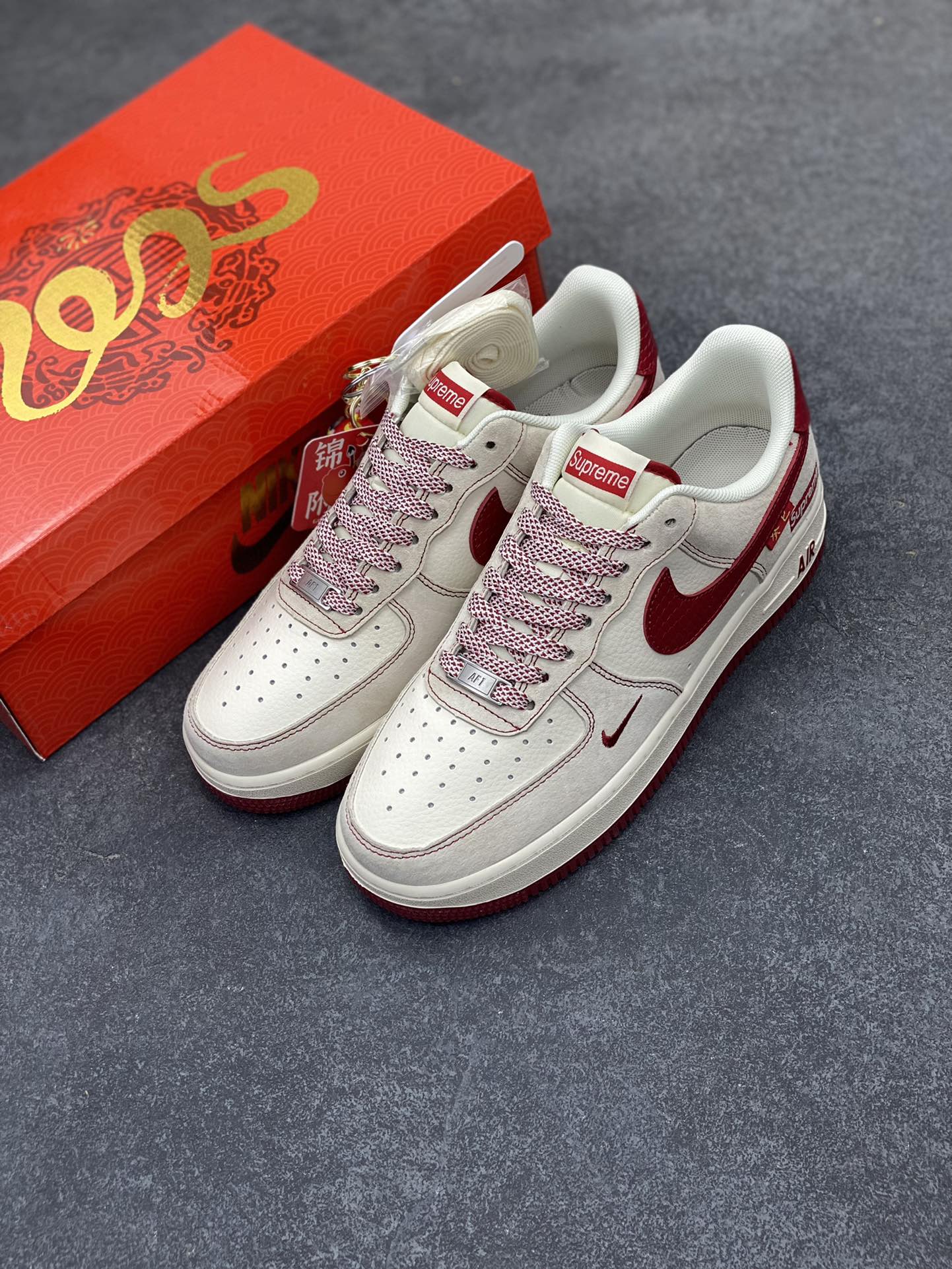 图片[8]-NIke Air Force 1 \’07 Low “Supreme联名蛇年限定——红蛇纹勾”空军一号 低帮 运动鞋 休闲鞋 折边针车 工艺难度大 原楦头原纸板 原装鞋盒 定制五金配件 内置全掌气垫 原厂鞋底 货号：HH7518-032 尺码：36 36.5 37.5 38 38.5 39 40 40.5 41 42 42.5 43 44 44.5 45-选品中心