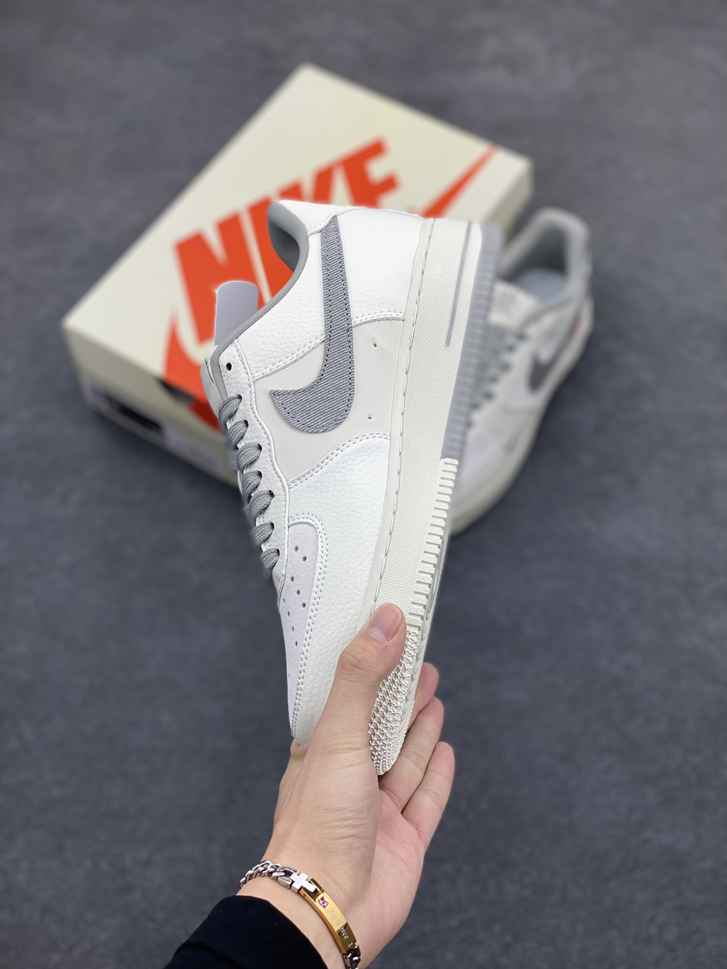 图片[3]-NIke Air Force 1 \’07 Low “Supreme联名——发”空军一号 低帮 运动鞋 休闲鞋 折边针车 工艺难度大 原楦头原纸板 原装鞋盒 定制五金配件 内置全掌气垫 原厂鞋底 货号：CH6336-522 尺码：36 36.5 37.5 38 38.5 39 40 40.5 41 42 42.5 43 44 44.5 45-选品中心