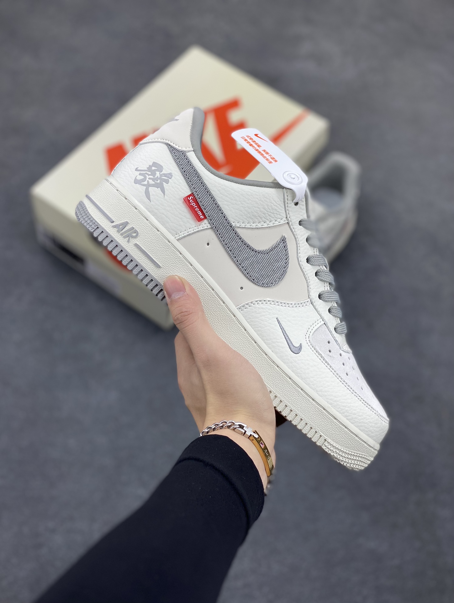 NIke Air Force 1 \’07 Low “Supreme联名——发”空军一号 低帮 运动鞋 休闲鞋 折边针车 工艺难度大 原楦头原纸板 原装鞋盒 定制五金配件 内置全掌气垫 原厂鞋底 货号:CH6336-522 尺码:36 36.5 37.5 38 38.5 39 40 40.5 41 42 42.5 43 44 44.5 45-选品中心