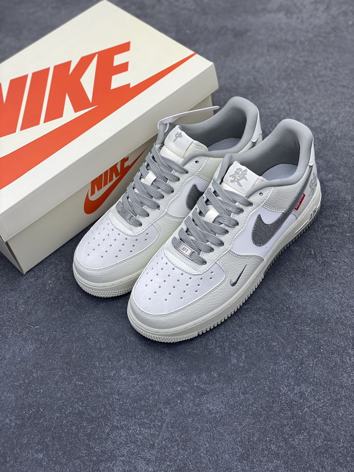 图片[8]-NIke Air Force 1 \’07 Low “Supreme联名——发”空军一号 低帮 运动鞋 休闲鞋 折边针车 工艺难度大 原楦头原纸板 原装鞋盒 定制五金配件 内置全掌气垫 原厂鞋底 货号：CH6336-522 尺码：36 36.5 37.5 38 38.5 39 40 40.5 41 42 42.5 43 44 44.5 45-选品中心
