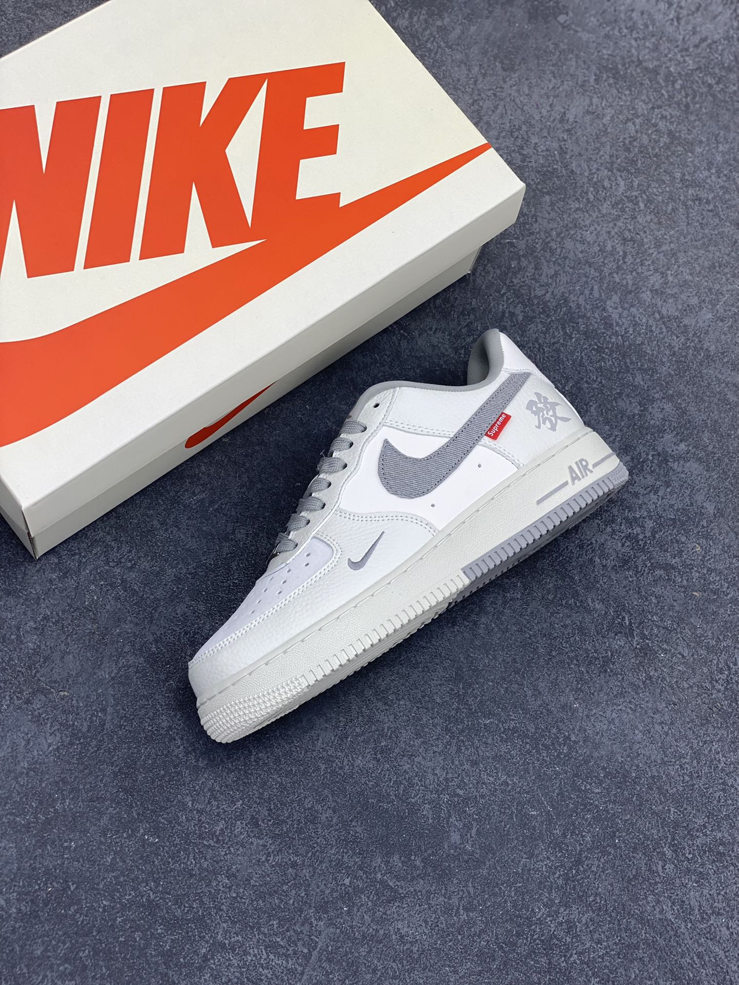 图片[7]-NIke Air Force 1 \’07 Low “Supreme联名——发”空军一号 低帮 运动鞋 休闲鞋 折边针车 工艺难度大 原楦头原纸板 原装鞋盒 定制五金配件 内置全掌气垫 原厂鞋底 货号：CH6336-522 尺码：36 36.5 37.5 38 38.5 39 40 40.5 41 42 42.5 43 44 44.5 45-选品中心