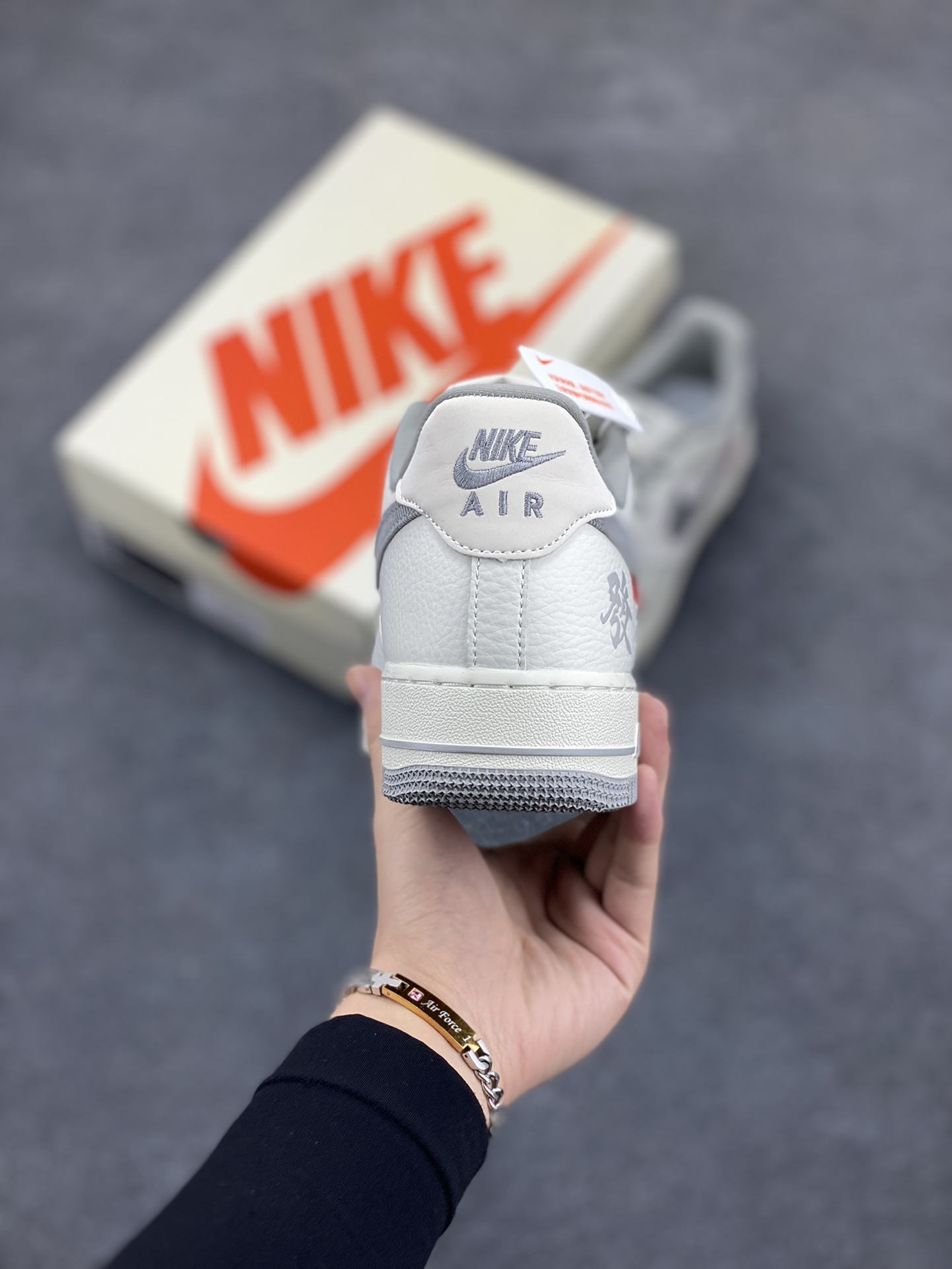 图片[4]-NIke Air Force 1 \’07 Low “Supreme联名——发”空军一号 低帮 运动鞋 休闲鞋 折边针车 工艺难度大 原楦头原纸板 原装鞋盒 定制五金配件 内置全掌气垫 原厂鞋底 货号：CH6336-522 尺码：36 36.5 37.5 38 38.5 39 40 40.5 41 42 42.5 43 44 44.5 45-选品中心
