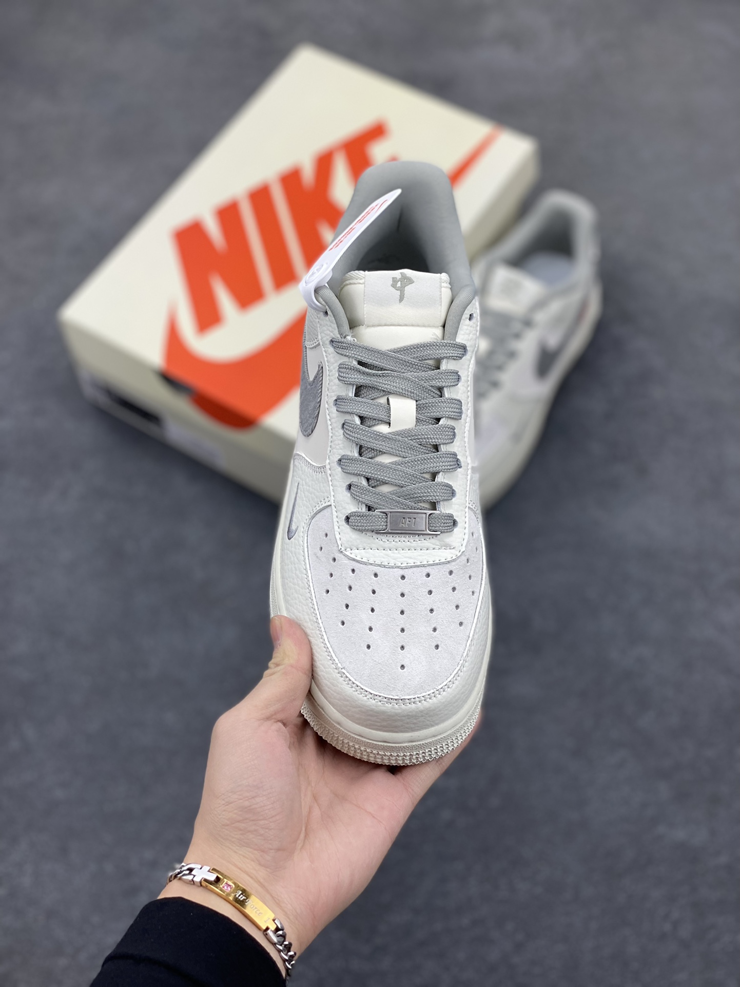 图片[2]-NIke Air Force 1 \’07 Low “Supreme联名——发”空军一号 低帮 运动鞋 休闲鞋 折边针车 工艺难度大 原楦头原纸板 原装鞋盒 定制五金配件 内置全掌气垫 原厂鞋底 货号：CH6336-522 尺码：36 36.5 37.5 38 38.5 39 40 40.5 41 42 42.5 43 44 44.5 45-选品中心