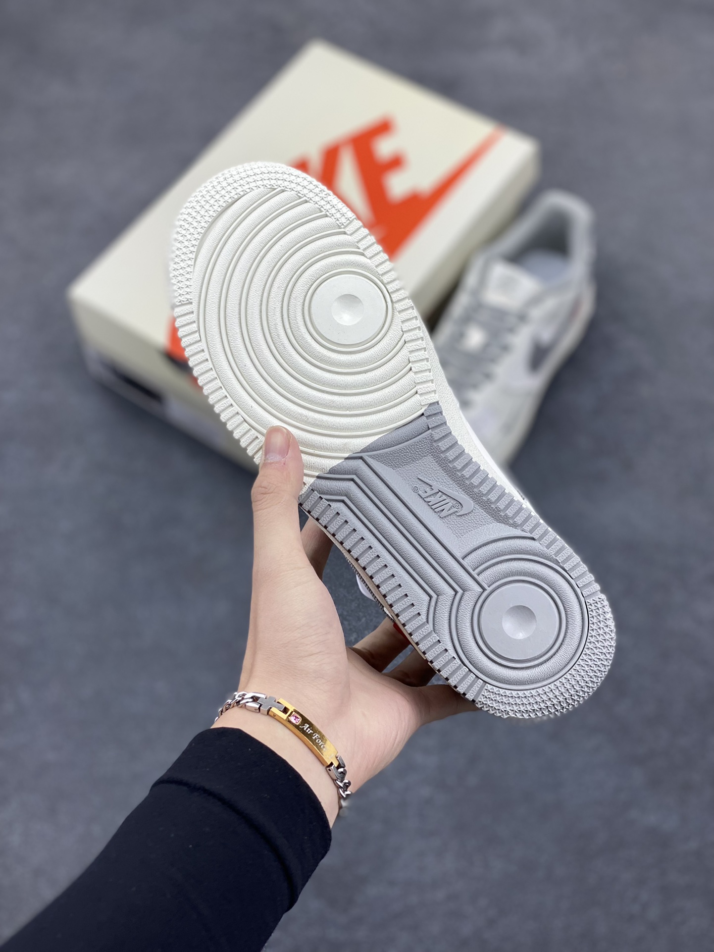 图片[5]-NIke Air Force 1 \’07 Low “Supreme联名——发”空军一号 低帮 运动鞋 休闲鞋 折边针车 工艺难度大 原楦头原纸板 原装鞋盒 定制五金配件 内置全掌气垫 原厂鞋底 货号：CH6336-522 尺码：36 36.5 37.5 38 38.5 39 40 40.5 41 42 42.5 43 44 44.5 45-选品中心