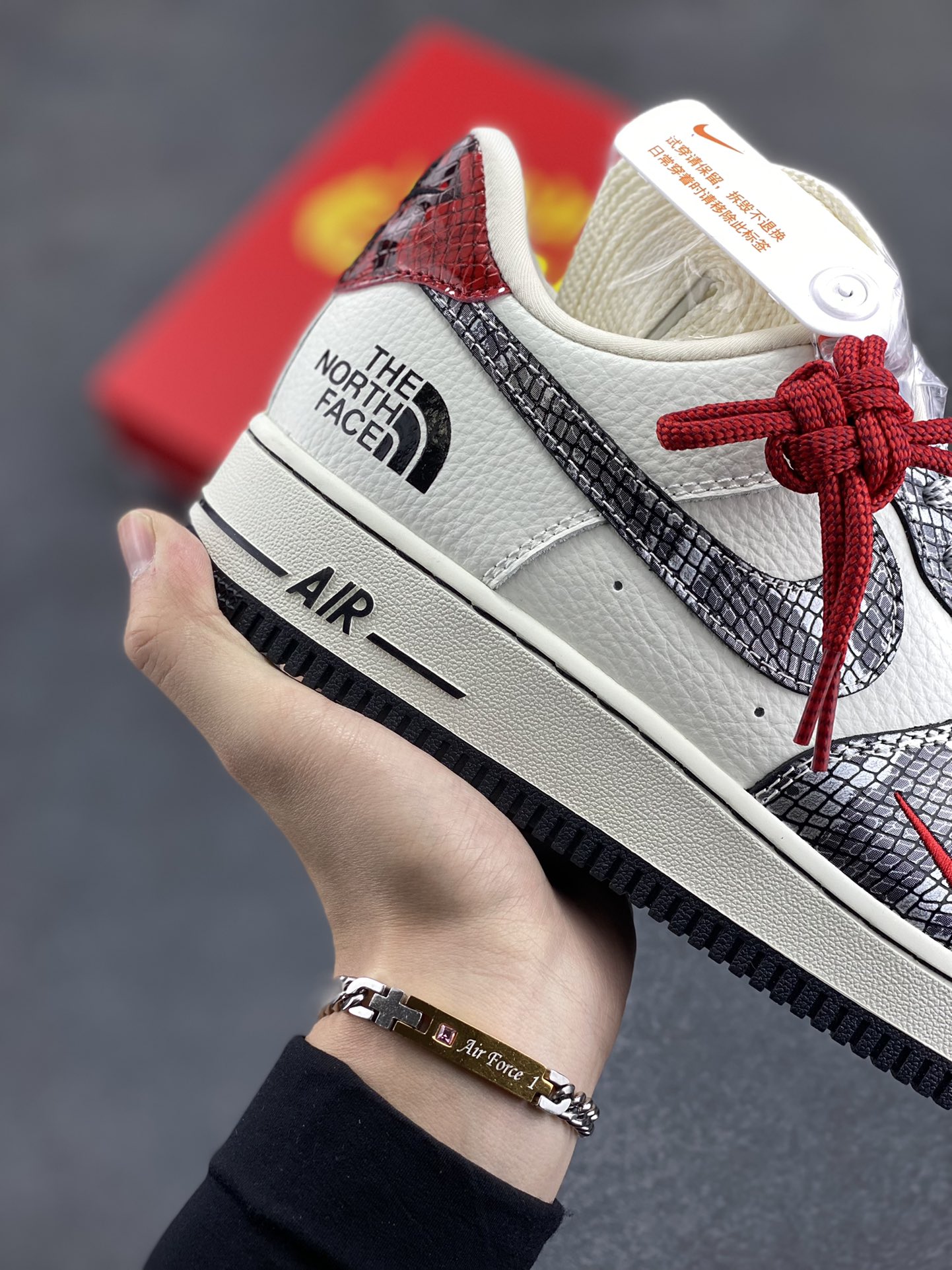 图片[6]-NIke Air Force 1 \’07 Low “北面联名蛇年限定——银蛇”空军一号 低帮 运动鞋 休闲鞋 折边针车 工艺难度大 原楦头原纸板 原装鞋盒 定制五金配件 内置全掌气垫 原厂鞋底 货号：CH6336-521 尺码：36 36.5 37.5 38 38.5 39 40 40.5 41 42 42.5 43 44 44.5 45-选品中心