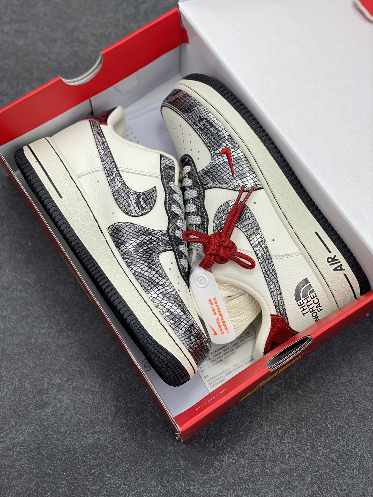图片[9]-NIke Air Force 1 \’07 Low “北面联名蛇年限定——银蛇”空军一号 低帮 运动鞋 休闲鞋 折边针车 工艺难度大 原楦头原纸板 原装鞋盒 定制五金配件 内置全掌气垫 原厂鞋底 货号：CH6336-521 尺码：36 36.5 37.5 38 38.5 39 40 40.5 41 42 42.5 43 44 44.5 45-选品中心