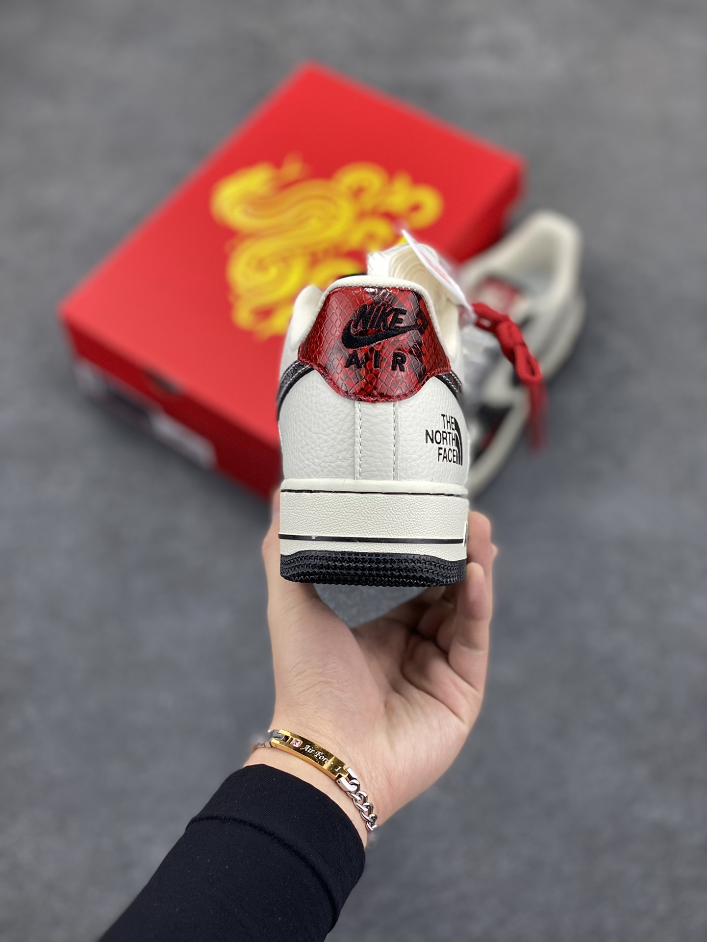 图片[4]-NIke Air Force 1 \’07 Low “北面联名蛇年限定——银蛇”空军一号 低帮 运动鞋 休闲鞋 折边针车 工艺难度大 原楦头原纸板 原装鞋盒 定制五金配件 内置全掌气垫 原厂鞋底 货号：CH6336-521 尺码：36 36.5 37.5 38 38.5 39 40 40.5 41 42 42.5 43 44 44.5 45-选品中心