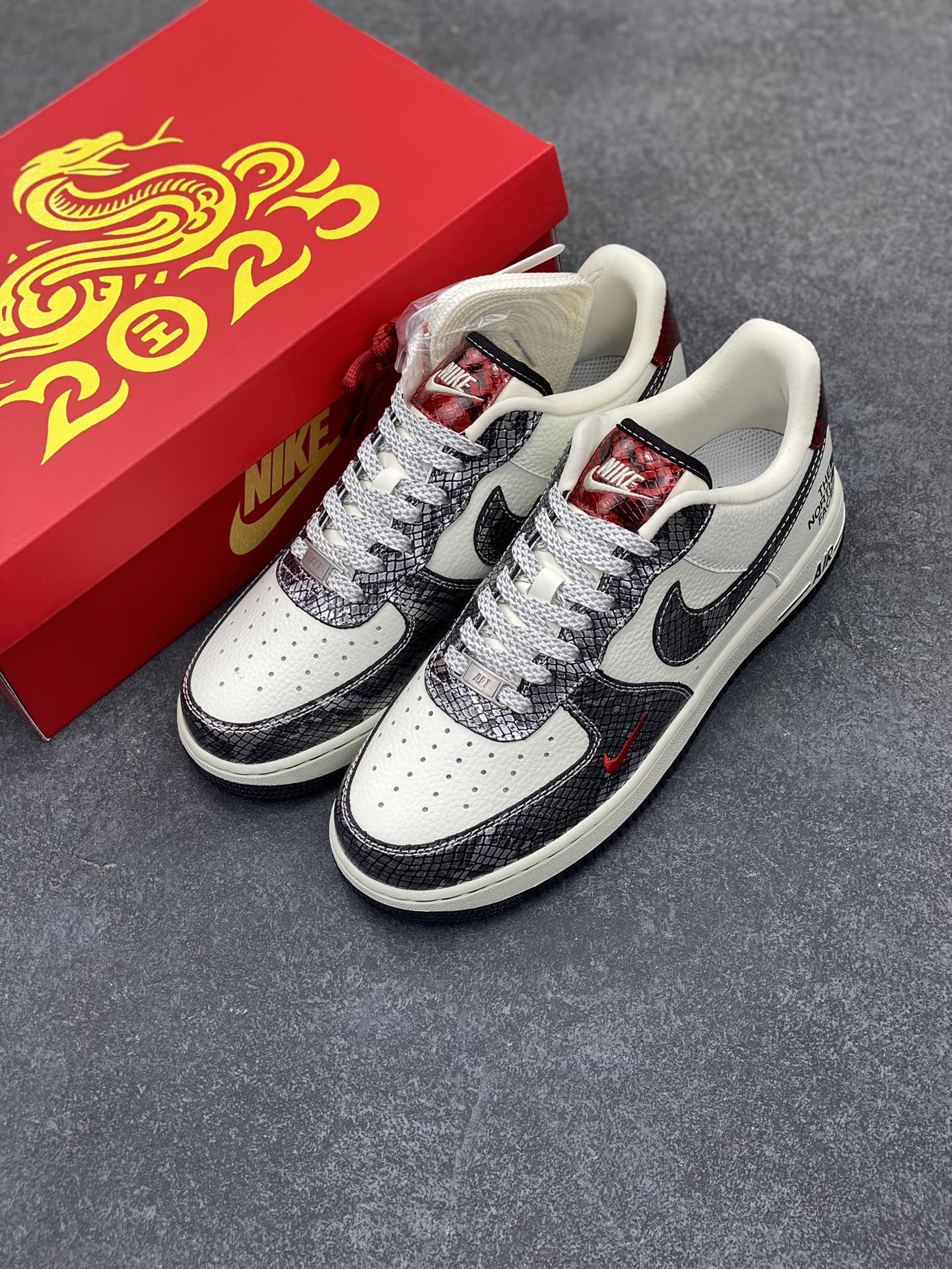 图片[8]-NIke Air Force 1 \’07 Low “北面联名蛇年限定——银蛇”空军一号 低帮 运动鞋 休闲鞋 折边针车 工艺难度大 原楦头原纸板 原装鞋盒 定制五金配件 内置全掌气垫 原厂鞋底 货号：CH6336-521 尺码：36 36.5 37.5 38 38.5 39 40 40.5 41 42 42.5 43 44 44.5 45-选品中心