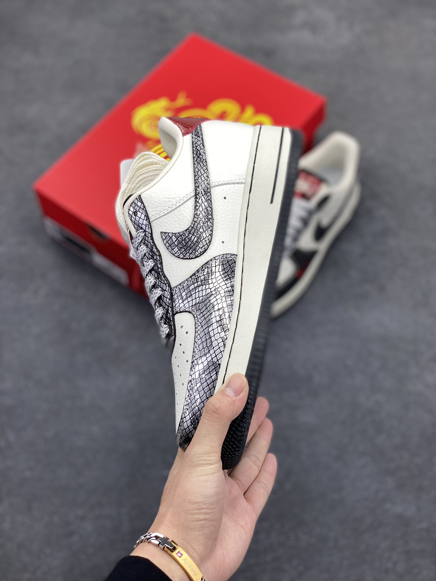图片[3]-NIke Air Force 1 \’07 Low “北面联名蛇年限定——银蛇”空军一号 低帮 运动鞋 休闲鞋 折边针车 工艺难度大 原楦头原纸板 原装鞋盒 定制五金配件 内置全掌气垫 原厂鞋底 货号：CH6336-521 尺码：36 36.5 37.5 38 38.5 39 40 40.5 41 42 42.5 43 44 44.5 45-选品中心