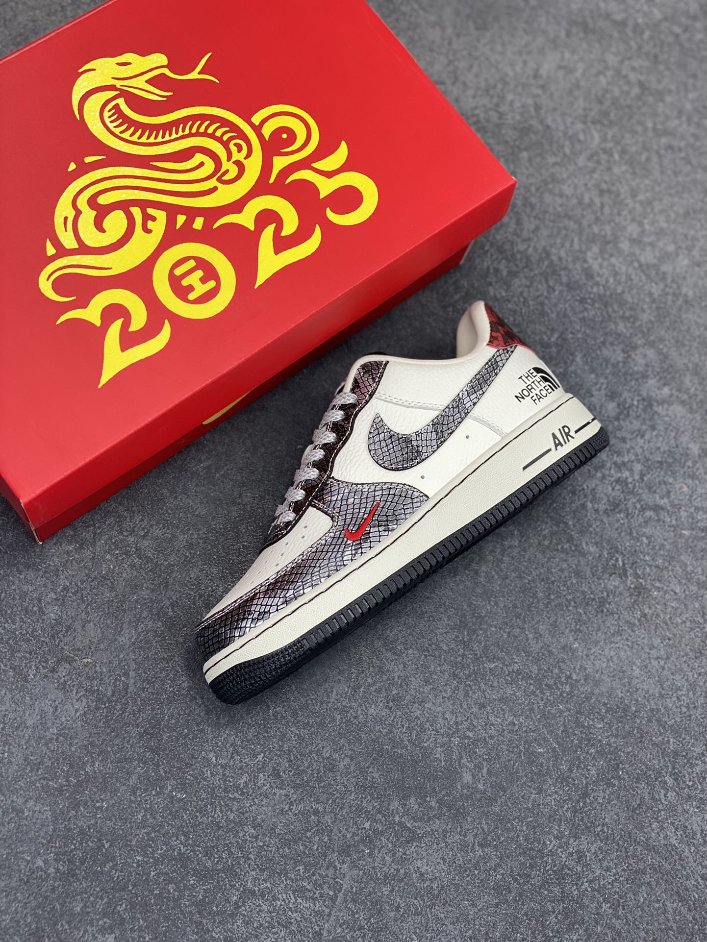 图片[7]-NIke Air Force 1 \’07 Low “北面联名蛇年限定——银蛇”空军一号 低帮 运动鞋 休闲鞋 折边针车 工艺难度大 原楦头原纸板 原装鞋盒 定制五金配件 内置全掌气垫 原厂鞋底 货号：CH6336-521 尺码：36 36.5 37.5 38 38.5 39 40 40.5 41 42 42.5 43 44 44.5 45-选品中心