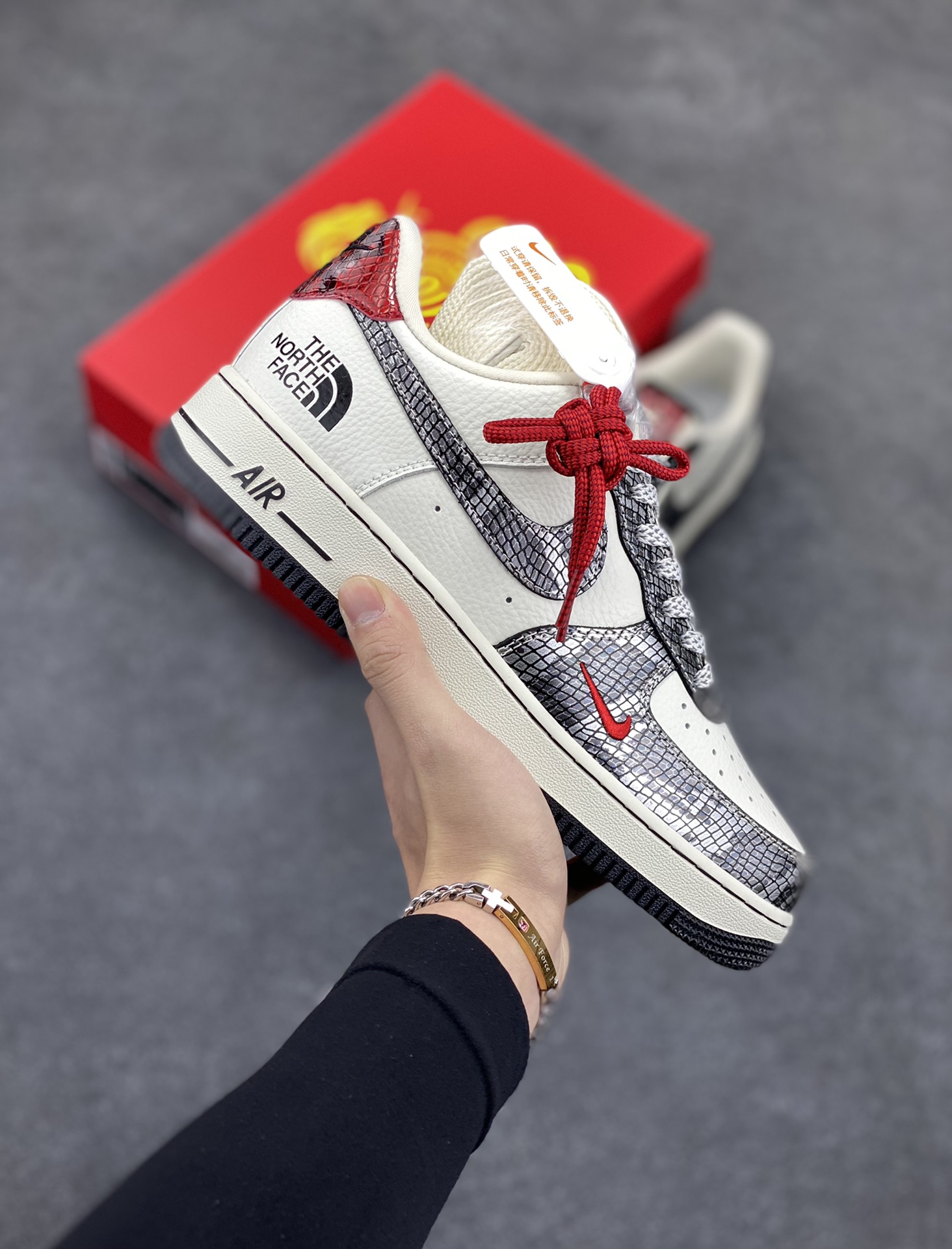 NIke Air Force 1 \'07 Low “北面联名蛇年限定——银蛇”空军一号 低帮 运动鞋 休闲鞋 折边针车 工艺难度大 原楦头原纸板 原装鞋盒 定制五金配件 内置全掌气垫 原厂鞋底 货号：CH6336-521 尺码：36 36.5 37.5 38 38.5 39 40 40.5 41 42 42.5 43 44 44.5 45-选品中心