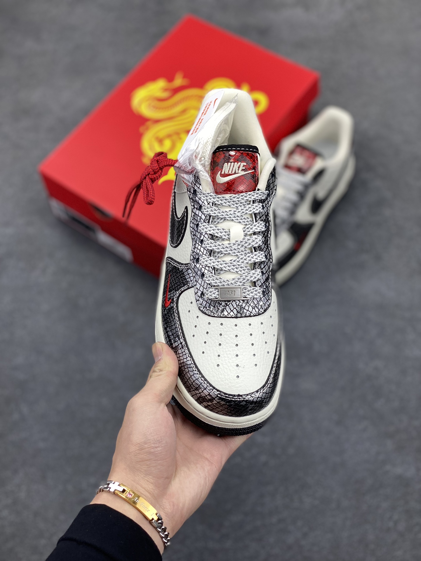 图片[2]-NIke Air Force 1 \’07 Low “北面联名蛇年限定——银蛇”空军一号 低帮 运动鞋 休闲鞋 折边针车 工艺难度大 原楦头原纸板 原装鞋盒 定制五金配件 内置全掌气垫 原厂鞋底 货号：CH6336-521 尺码：36 36.5 37.5 38 38.5 39 40 40.5 41 42 42.5 43 44 44.5 45-选品中心