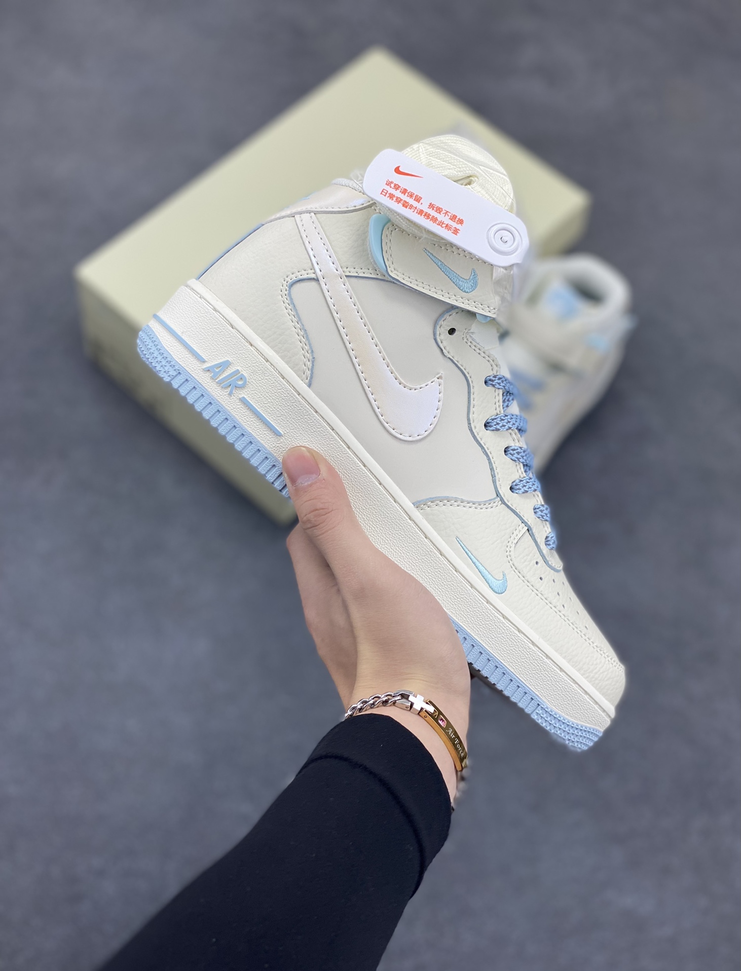小红书爆款  Nike Air Force 1 MID \’07 “天蓝珠光”小勾空军一号中帮休闲板鞋 3M反光 定制皮料 原楦原纸板 纯正版型 清洁度完美 内置全掌气垫 货号：SG2356-802 尺码：36 36.5 37.5 38 38.5 39 40 40.5 41 42 42.5 43 44 44.5 45-选品中心