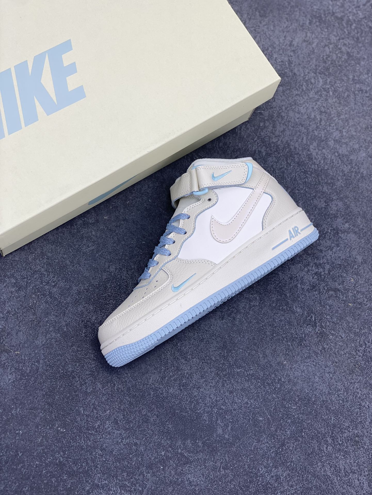 图片[7]-小红书爆款  Nike Air Force 1 MID \’07 “天蓝珠光”小勾空军一号中帮休闲板鞋 3M反光 定制皮料 原楦原纸板 纯正版型 清洁度完美 内置全掌气垫 货号：SG2356-802 尺码：36 36.5 37.5 38 38.5 39 40 40.5 41 42 42.5 43 44 44.5 45-选品中心