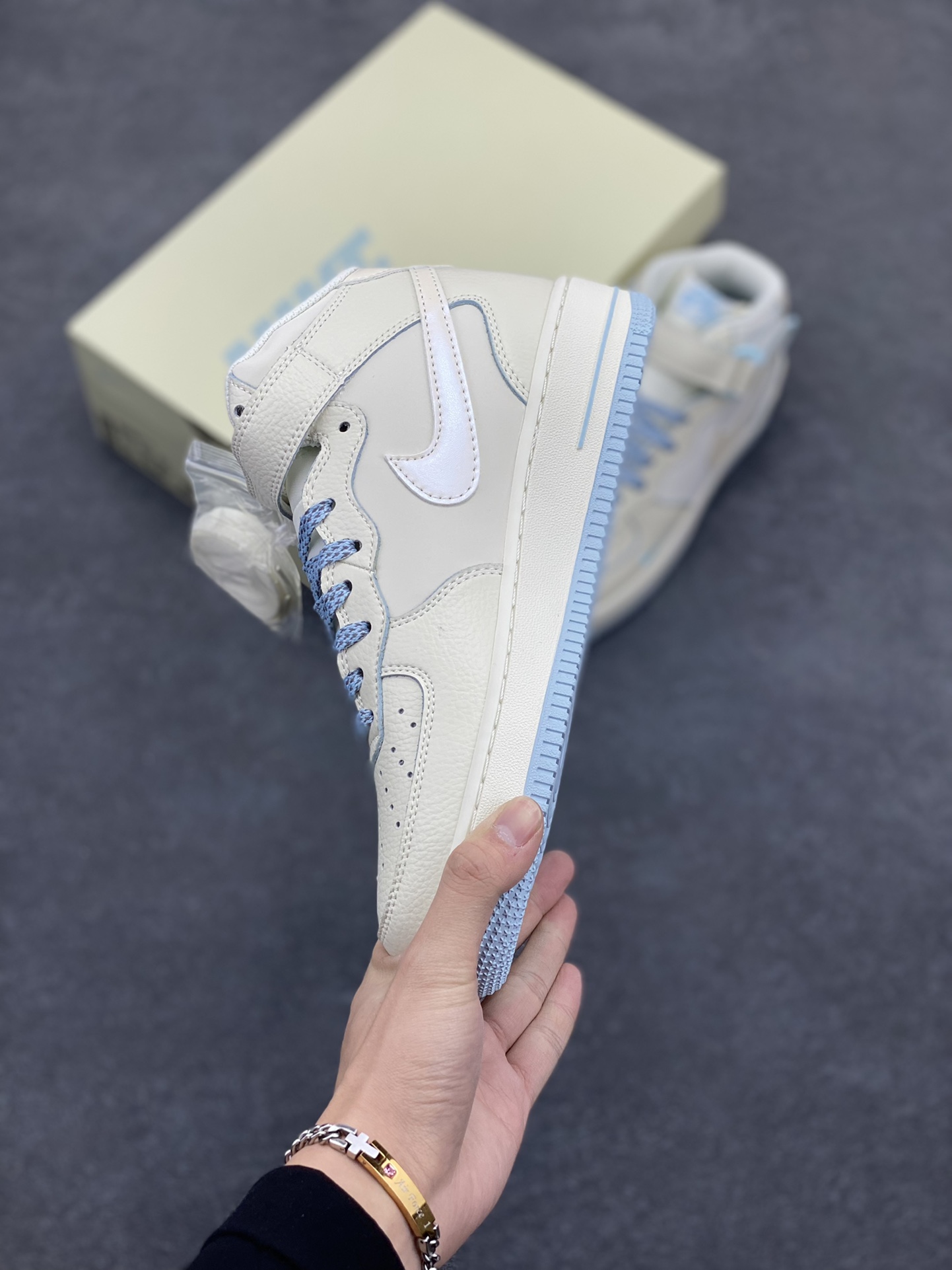 图片[3]-小红书爆款  Nike Air Force 1 MID \’07 “天蓝珠光”小勾空军一号中帮休闲板鞋 3M反光 定制皮料 原楦原纸板 纯正版型 清洁度完美 内置全掌气垫 货号：SG2356-802 尺码：36 36.5 37.5 38 38.5 39 40 40.5 41 42 42.5 43 44 44.5 45-选品中心