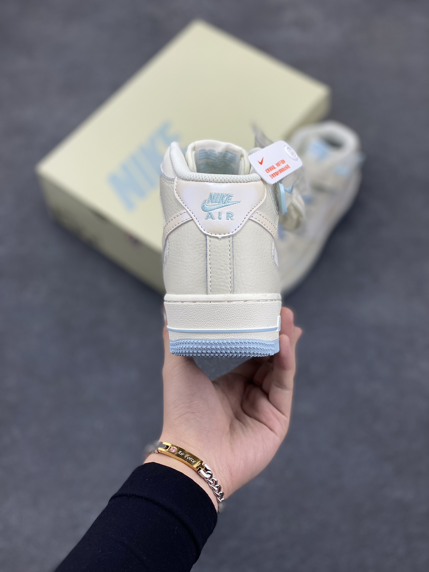 图片[4]-小红书爆款  Nike Air Force 1 MID \’07 “天蓝珠光”小勾空军一号中帮休闲板鞋 3M反光 定制皮料 原楦原纸板 纯正版型 清洁度完美 内置全掌气垫 货号：SG2356-802 尺码：36 36.5 37.5 38 38.5 39 40 40.5 41 42 42.5 43 44 44.5 45-选品中心