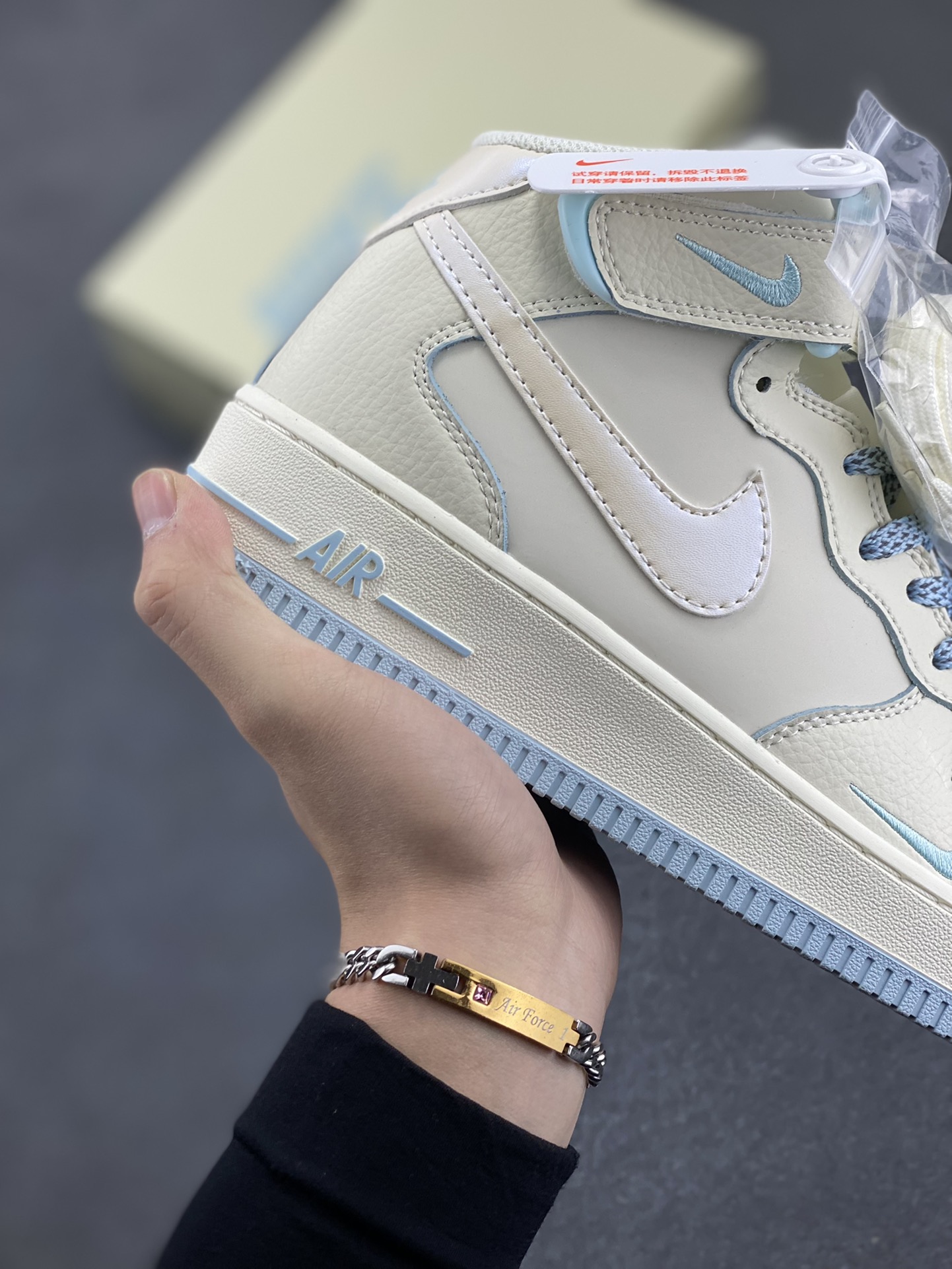图片[6]-小红书爆款  Nike Air Force 1 MID \’07 “天蓝珠光”小勾空军一号中帮休闲板鞋 3M反光 定制皮料 原楦原纸板 纯正版型 清洁度完美 内置全掌气垫 货号：SG2356-802 尺码：36 36.5 37.5 38 38.5 39 40 40.5 41 42 42.5 43 44 44.5 45-选品中心