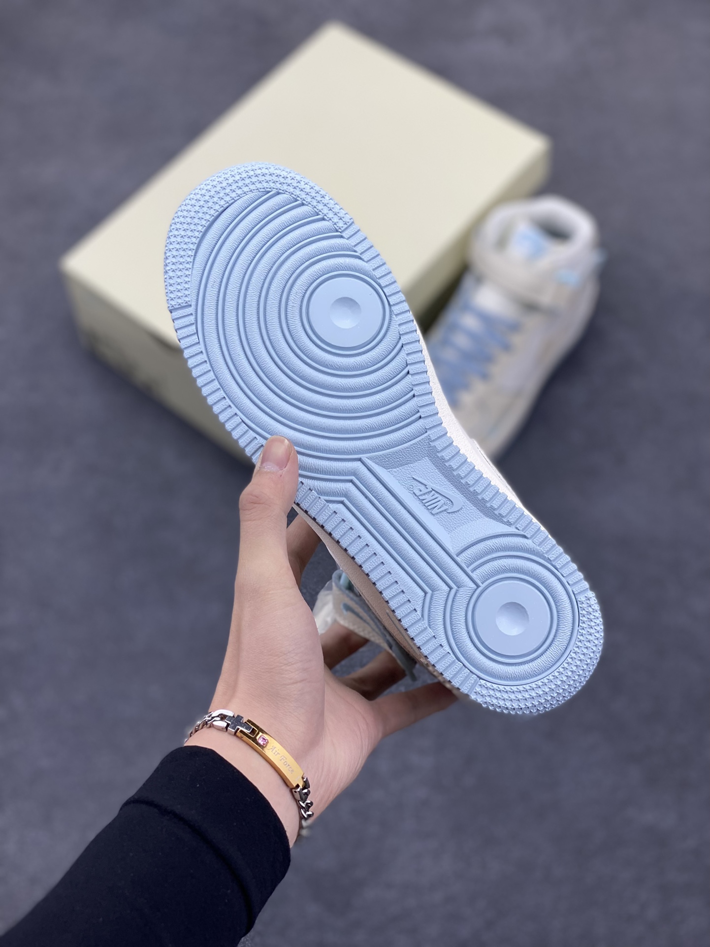 图片[5]-小红书爆款  Nike Air Force 1 MID \’07 “天蓝珠光”小勾空军一号中帮休闲板鞋 3M反光 定制皮料 原楦原纸板 纯正版型 清洁度完美 内置全掌气垫 货号：SG2356-802 尺码：36 36.5 37.5 38 38.5 39 40 40.5 41 42 42.5 43 44 44.5 45-选品中心