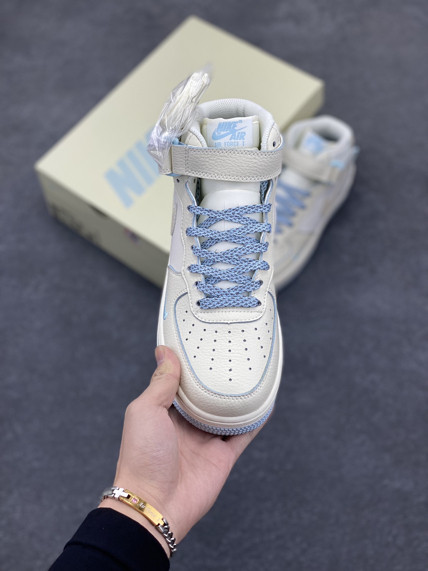 图片[2]-小红书爆款  Nike Air Force 1 MID \’07 “天蓝珠光”小勾空军一号中帮休闲板鞋 3M反光 定制皮料 原楦原纸板 纯正版型 清洁度完美 内置全掌气垫 货号：SG2356-802 尺码：36 36.5 37.5 38 38.5 39 40 40.5 41 42 42.5 43 44 44.5 45-选品中心