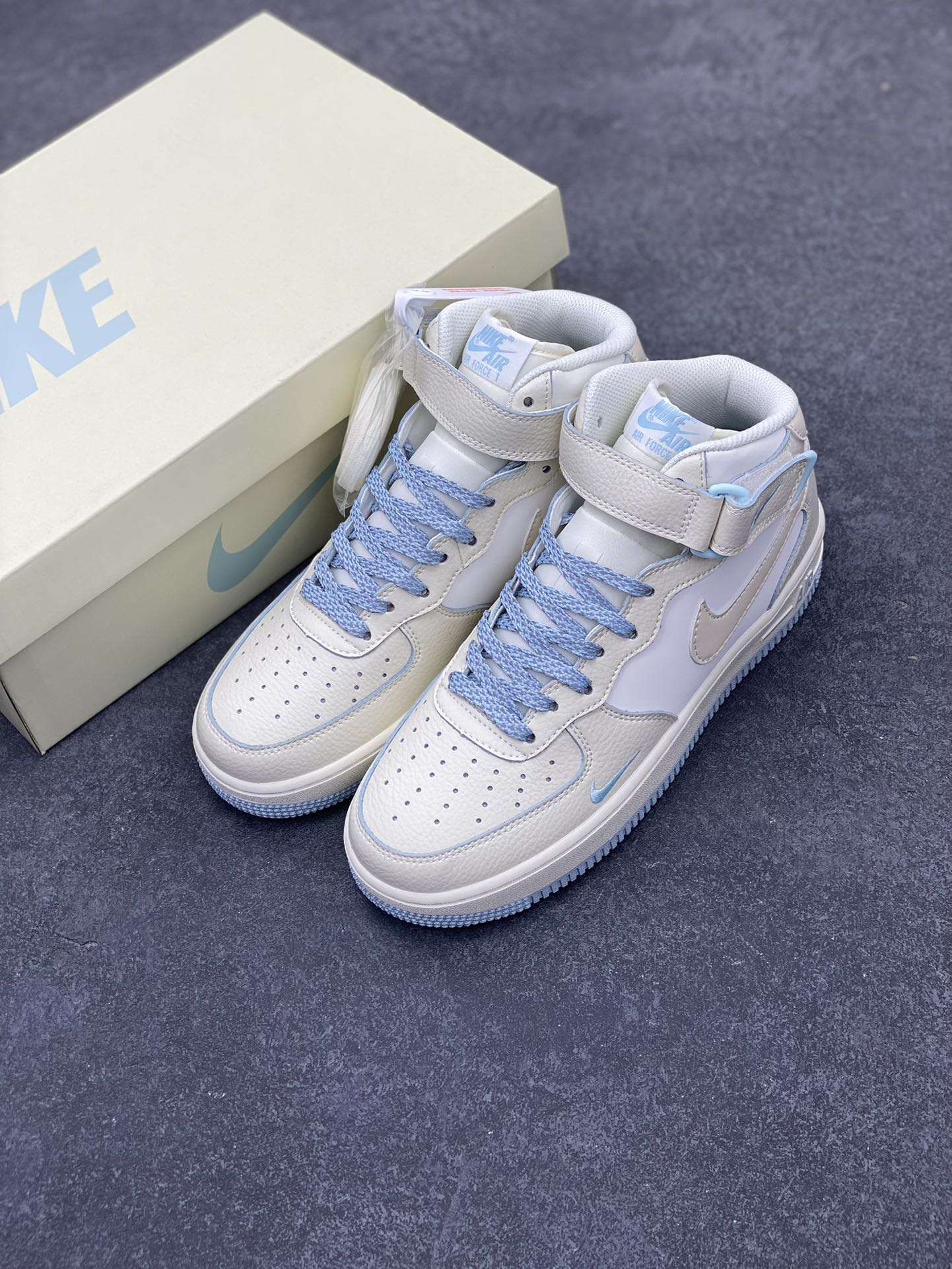 图片[8]-小红书爆款  Nike Air Force 1 MID \’07 “天蓝珠光”小勾空军一号中帮休闲板鞋 3M反光 定制皮料 原楦原纸板 纯正版型 清洁度完美 内置全掌气垫 货号：SG2356-802 尺码：36 36.5 37.5 38 38.5 39 40 40.5 41 42 42.5 43 44 44.5 45-选品中心