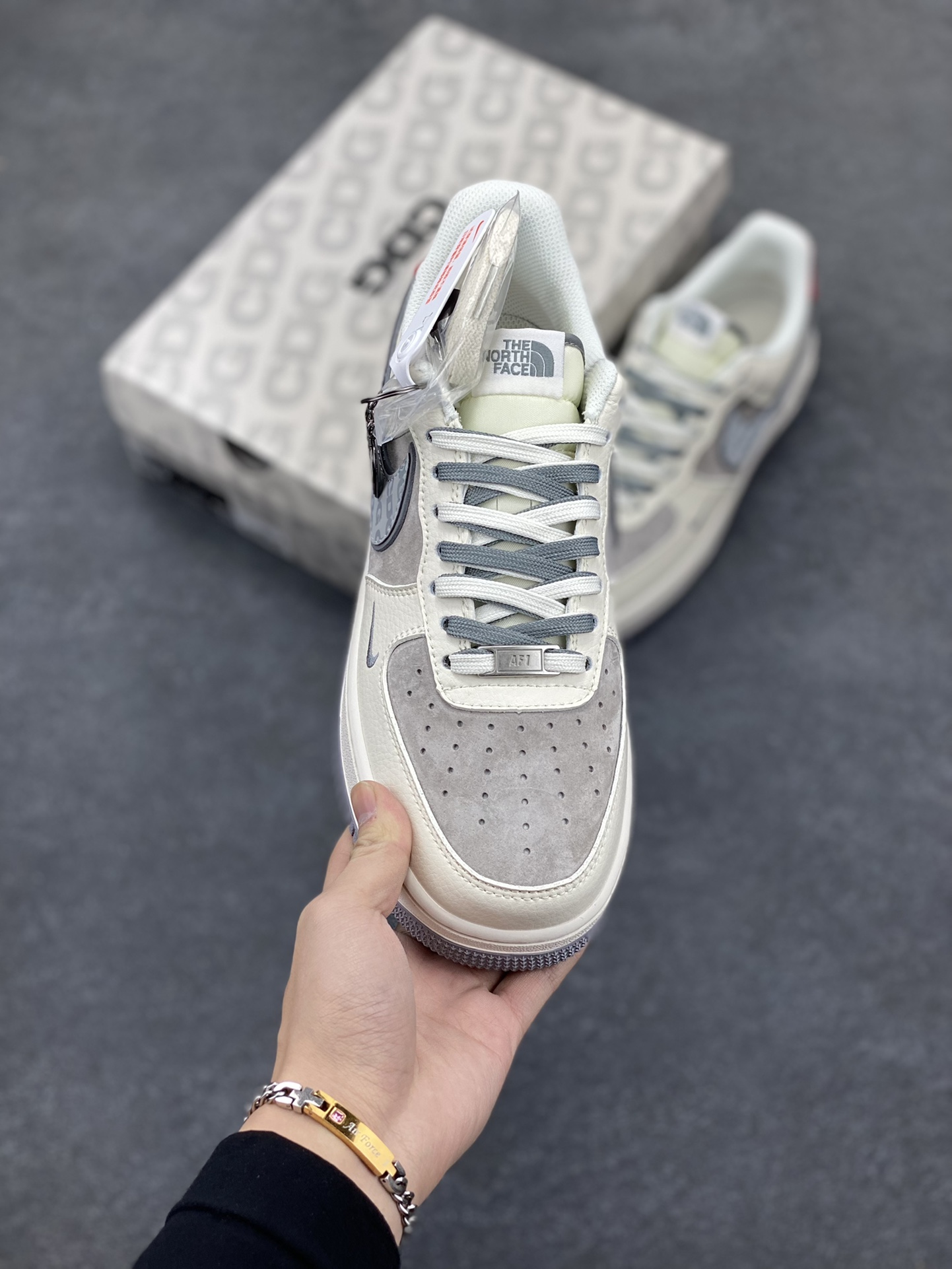 图片[2]-NIke Air Force 1 \’07 Low “北面联名–CDG米红尾”空军一号 低帮 运动鞋 休闲鞋 折边针车 工艺难度大 原楦头原纸板 原装鞋盒 定制五金配件 内置全掌气垫 原厂鞋底 货号：DM6688-049 尺码：36 36.5 37.5 38 38.5 39 40 40.5 41 42 42.5 43 44 44.5 45-选品中心