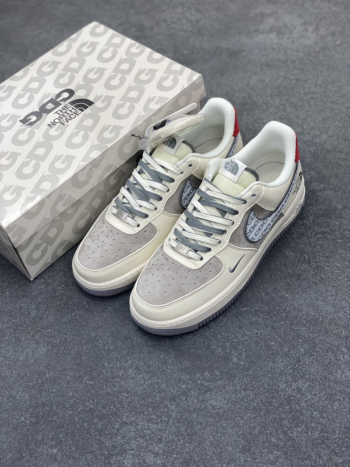 图片[8]-NIke Air Force 1 \’07 Low “北面联名–CDG米红尾”空军一号 低帮 运动鞋 休闲鞋 折边针车 工艺难度大 原楦头原纸板 原装鞋盒 定制五金配件 内置全掌气垫 原厂鞋底 货号：DM6688-049 尺码：36 36.5 37.5 38 38.5 39 40 40.5 41 42 42.5 43 44 44.5 45-选品中心