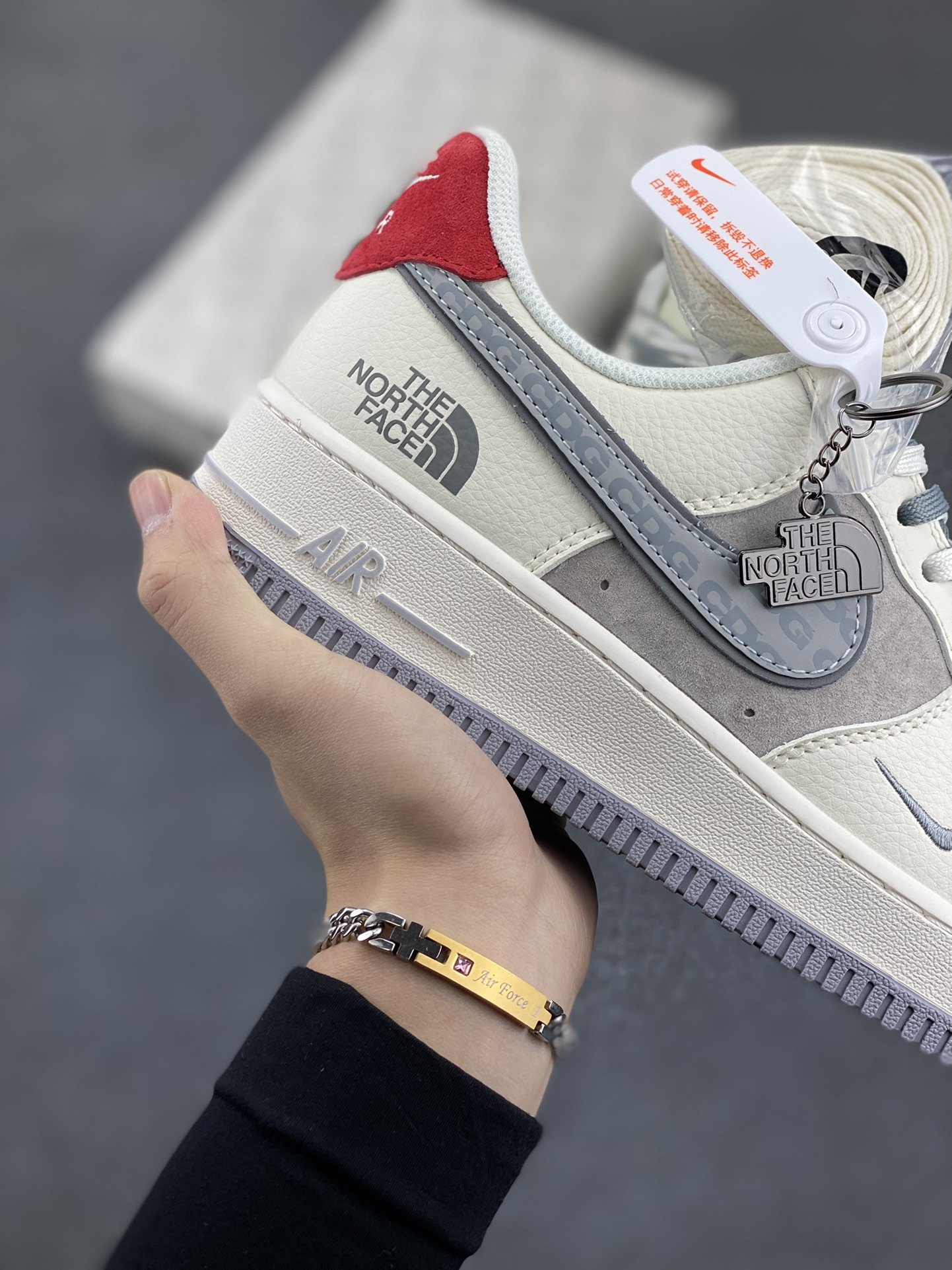 图片[6]-NIke Air Force 1 \’07 Low “北面联名–CDG米红尾”空军一号 低帮 运动鞋 休闲鞋 折边针车 工艺难度大 原楦头原纸板 原装鞋盒 定制五金配件 内置全掌气垫 原厂鞋底 货号：DM6688-049 尺码：36 36.5 37.5 38 38.5 39 40 40.5 41 42 42.5 43 44 44.5 45-选品中心