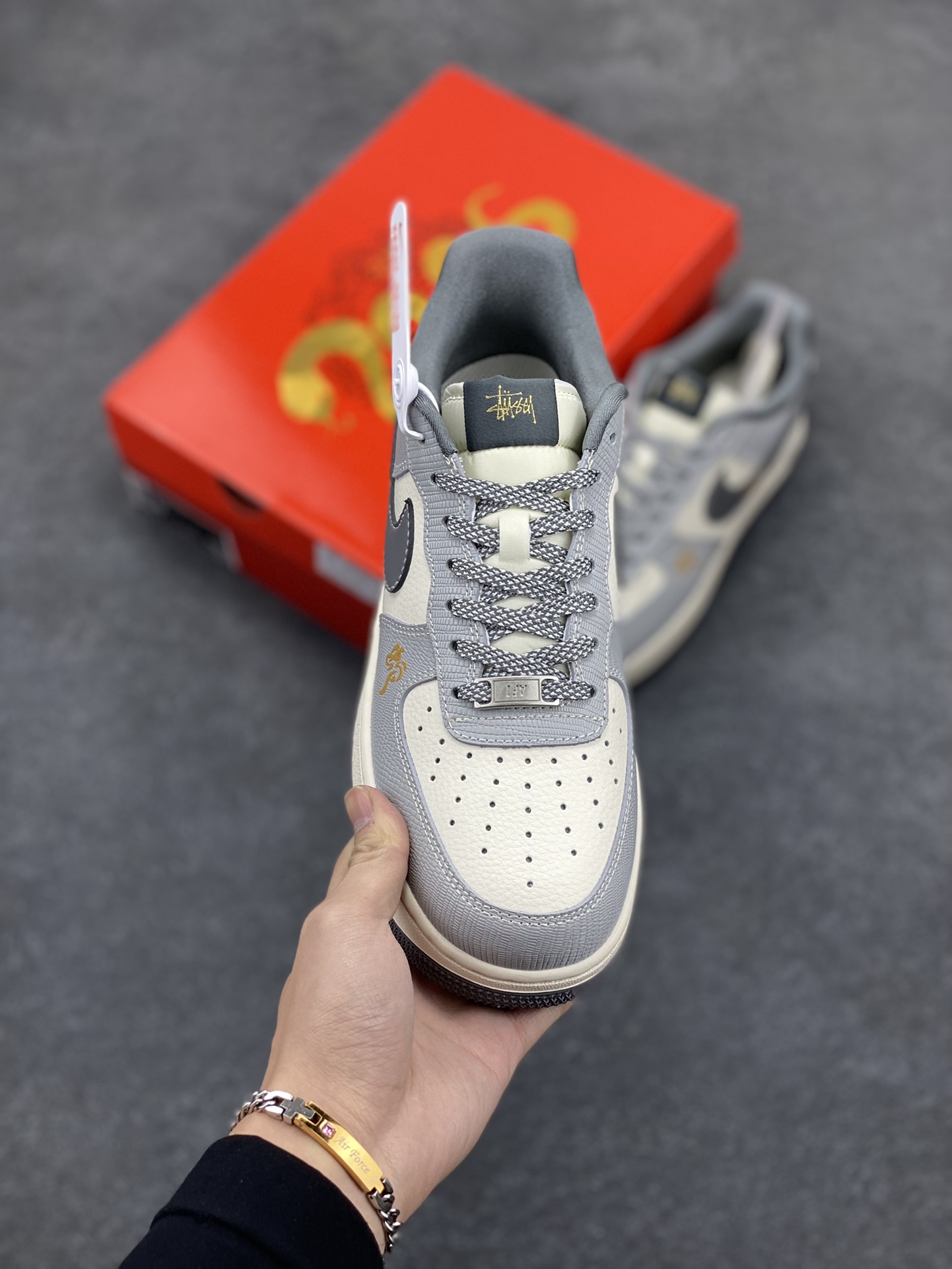 图片[2]-NIke Air Force 1 \’07 Low 斯图西联名“蛇年限定——白灰蛇鳞”空军一号 低帮 运动鞋 休闲鞋 折边针车 工艺难度大 原楦头原纸板 原装鞋盒 定制五金配件 内置全掌气垫 原厂鞋底 货号：XF8698-045 尺码：36 36.5 37.5 38 38.5 39 40 40.5 41 42 42.5 43 44 44.5 45-选品中心