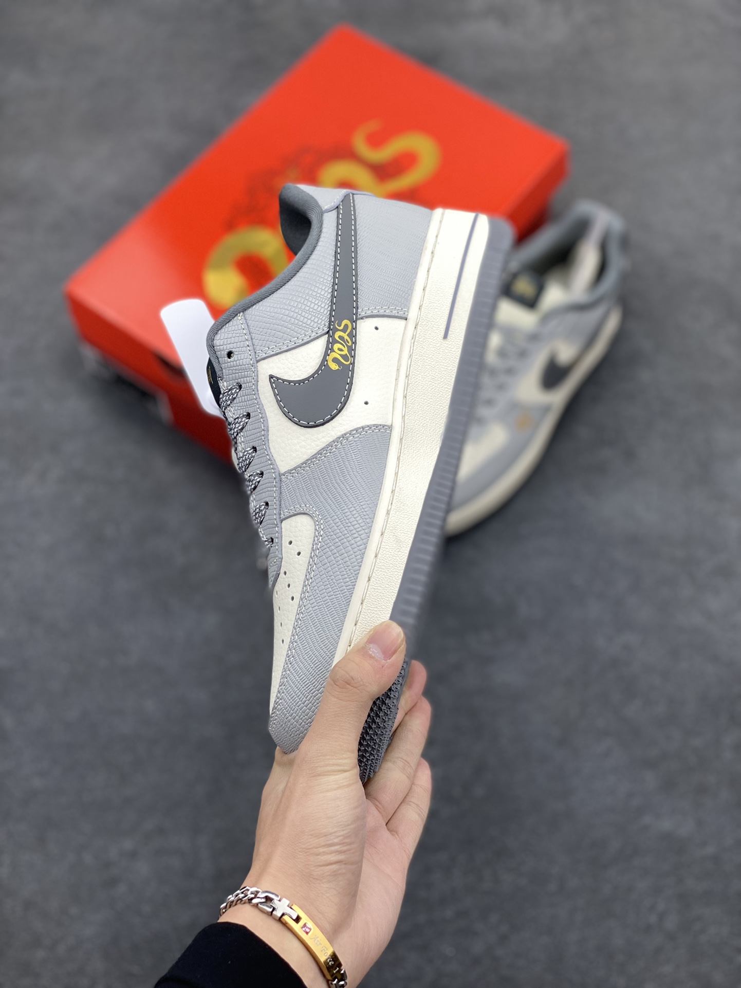 图片[3]-NIke Air Force 1 \’07 Low 斯图西联名“蛇年限定——白灰蛇鳞”空军一号 低帮 运动鞋 休闲鞋 折边针车 工艺难度大 原楦头原纸板 原装鞋盒 定制五金配件 内置全掌气垫 原厂鞋底 货号：XF8698-045 尺码：36 36.5 37.5 38 38.5 39 40 40.5 41 42 42.5 43 44 44.5 45-选品中心