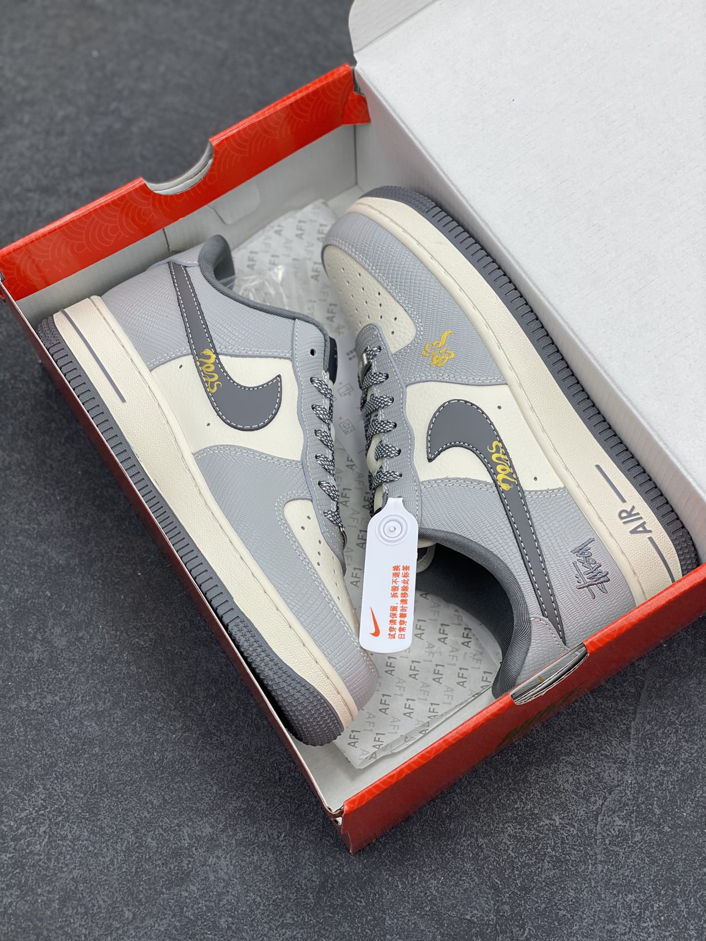 图片[9]-NIke Air Force 1 \’07 Low 斯图西联名“蛇年限定——白灰蛇鳞”空军一号 低帮 运动鞋 休闲鞋 折边针车 工艺难度大 原楦头原纸板 原装鞋盒 定制五金配件 内置全掌气垫 原厂鞋底 货号：XF8698-045 尺码：36 36.5 37.5 38 38.5 39 40 40.5 41 42 42.5 43 44 44.5 45-选品中心