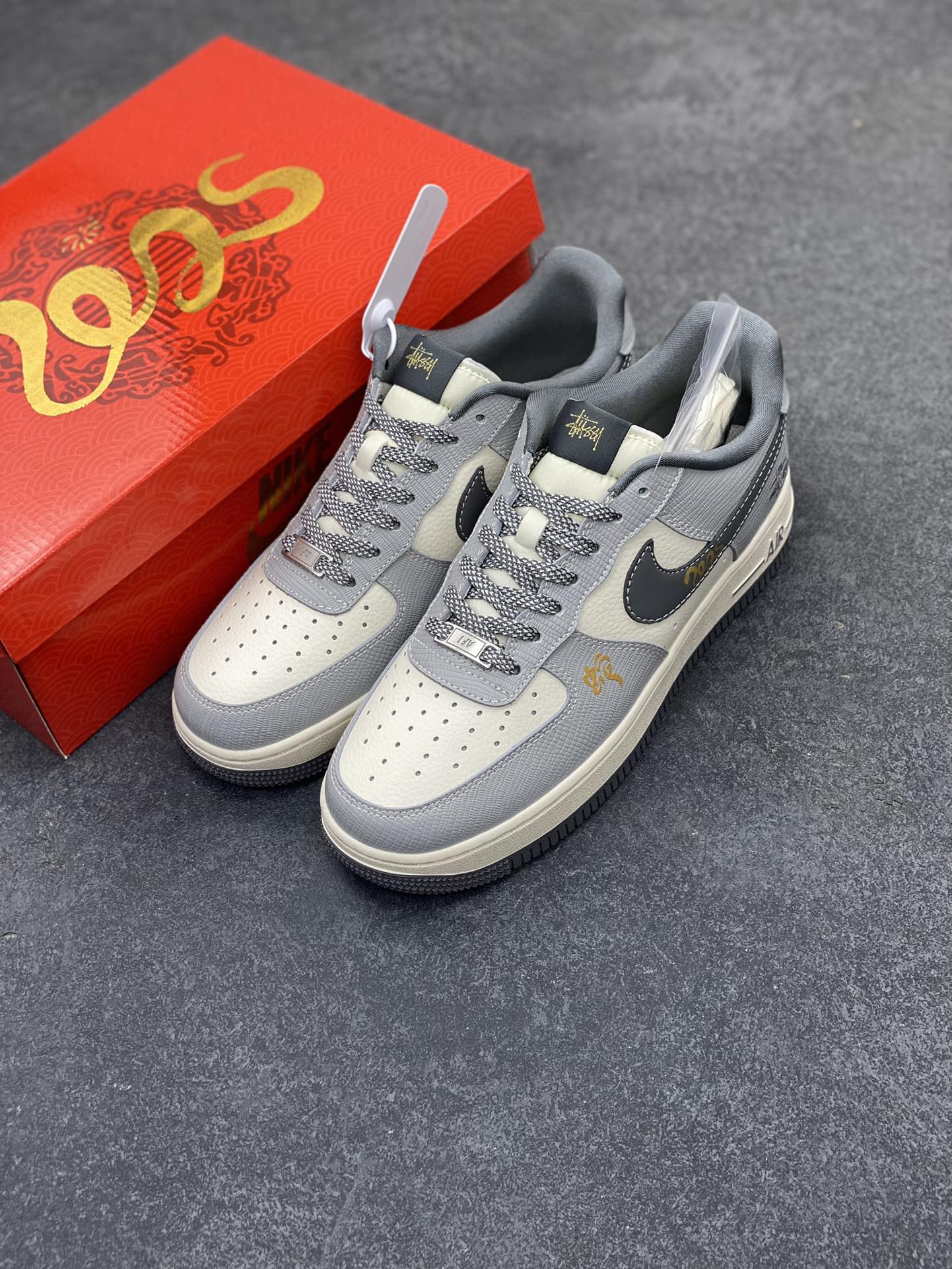 图片[8]-NIke Air Force 1 \’07 Low 斯图西联名“蛇年限定——白灰蛇鳞”空军一号 低帮 运动鞋 休闲鞋 折边针车 工艺难度大 原楦头原纸板 原装鞋盒 定制五金配件 内置全掌气垫 原厂鞋底 货号：XF8698-045 尺码：36 36.5 37.5 38 38.5 39 40 40.5 41 42 42.5 43 44 44.5 45-选品中心