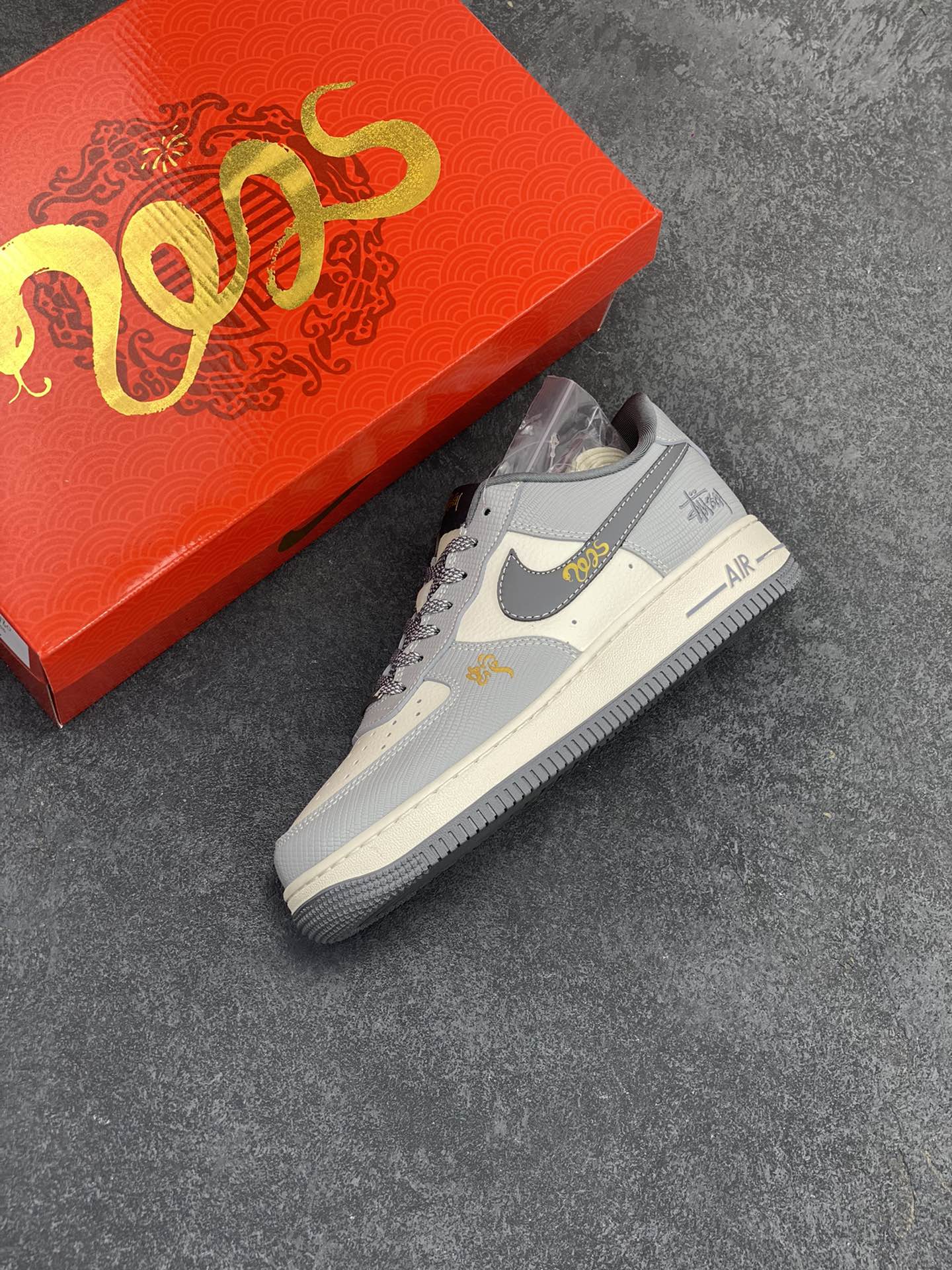 图片[7]-NIke Air Force 1 \’07 Low 斯图西联名“蛇年限定——白灰蛇鳞”空军一号 低帮 运动鞋 休闲鞋 折边针车 工艺难度大 原楦头原纸板 原装鞋盒 定制五金配件 内置全掌气垫 原厂鞋底 货号：XF8698-045 尺码：36 36.5 37.5 38 38.5 39 40 40.5 41 42 42.5 43 44 44.5 45-选品中心