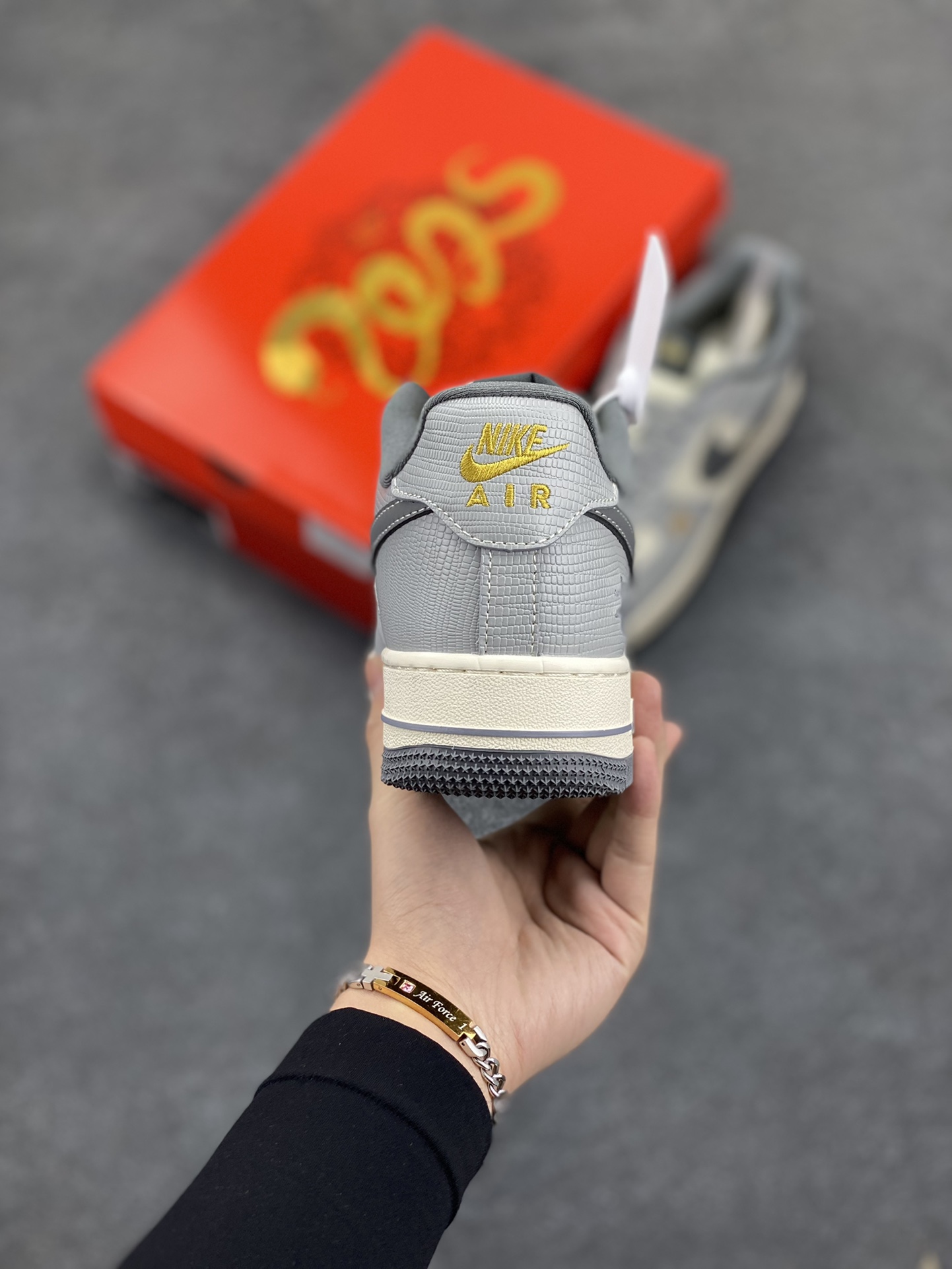 图片[4]-NIke Air Force 1 \’07 Low 斯图西联名“蛇年限定——白灰蛇鳞”空军一号 低帮 运动鞋 休闲鞋 折边针车 工艺难度大 原楦头原纸板 原装鞋盒 定制五金配件 内置全掌气垫 原厂鞋底 货号：XF8698-045 尺码：36 36.5 37.5 38 38.5 39 40 40.5 41 42 42.5 43 44 44.5 45-选品中心