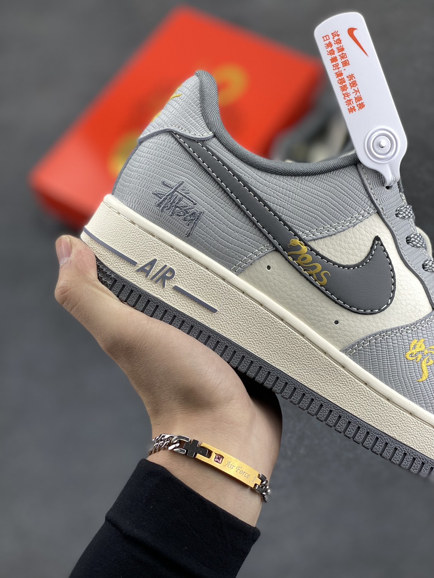 图片[6]-NIke Air Force 1 \’07 Low 斯图西联名“蛇年限定——白灰蛇鳞”空军一号 低帮 运动鞋 休闲鞋 折边针车 工艺难度大 原楦头原纸板 原装鞋盒 定制五金配件 内置全掌气垫 原厂鞋底 货号：XF8698-045 尺码：36 36.5 37.5 38 38.5 39 40 40.5 41 42 42.5 43 44 44.5 45-选品中心